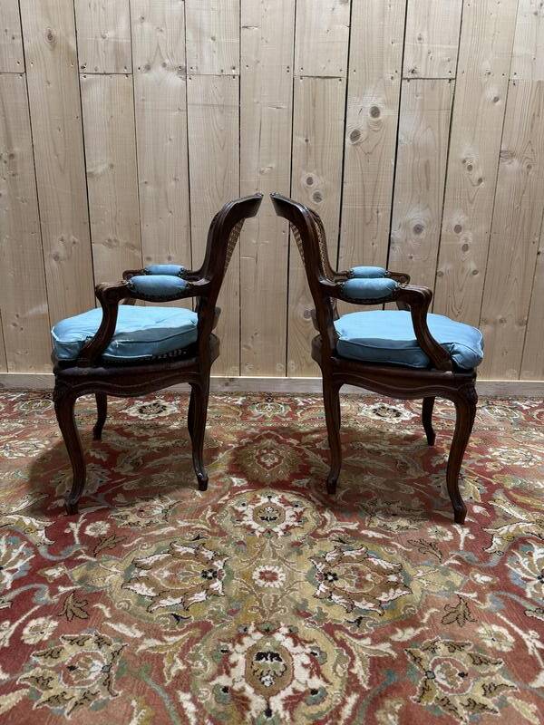 Paire de fauteuils de style Louis XV en cannage