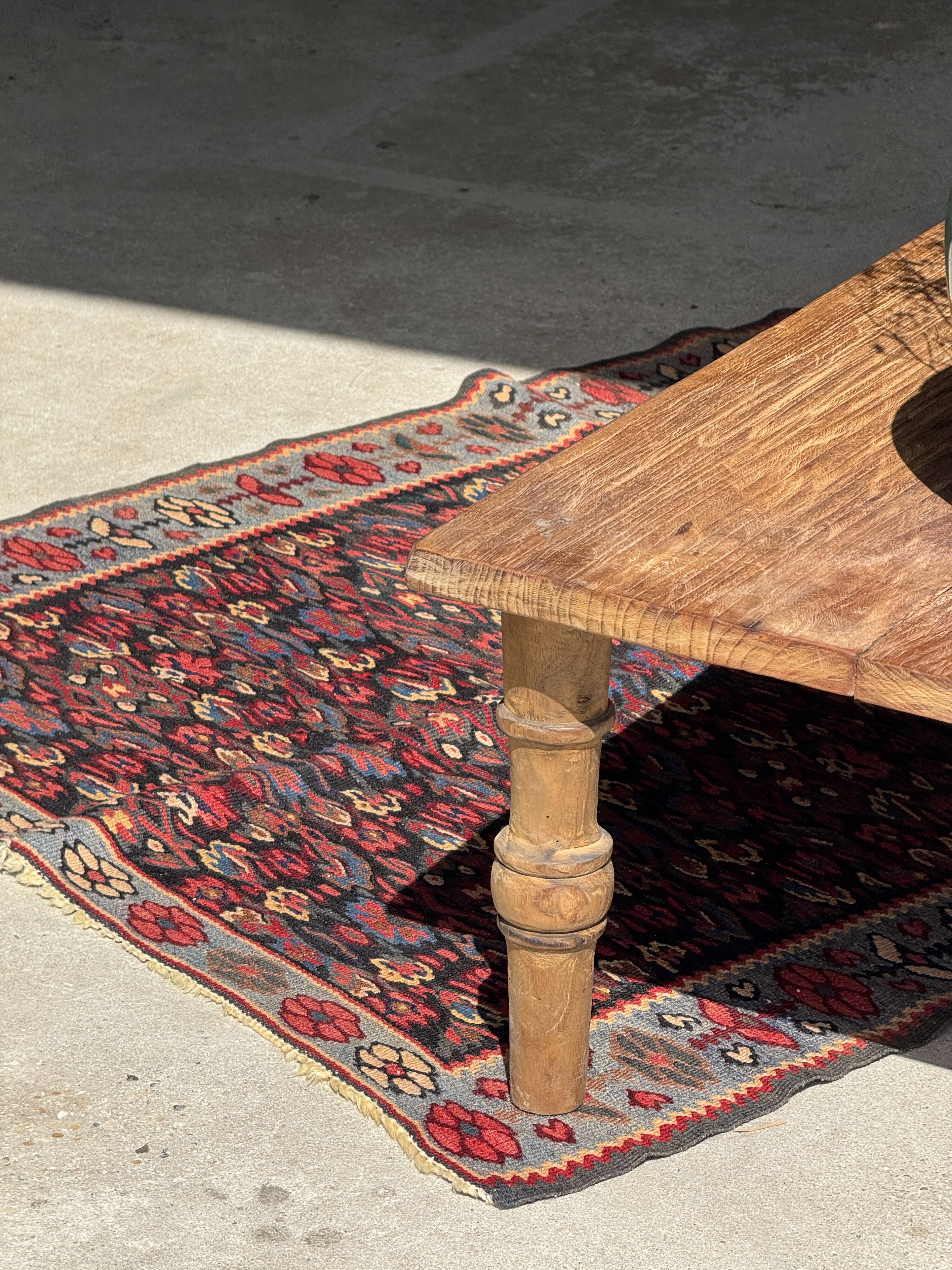 Brown Indonesian teak coffee table, with a border and cylindrical legs H40 L103.