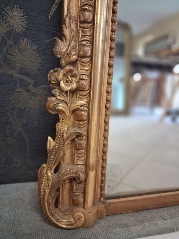 Miroir Louis Philippe à fronton de style Louis XV