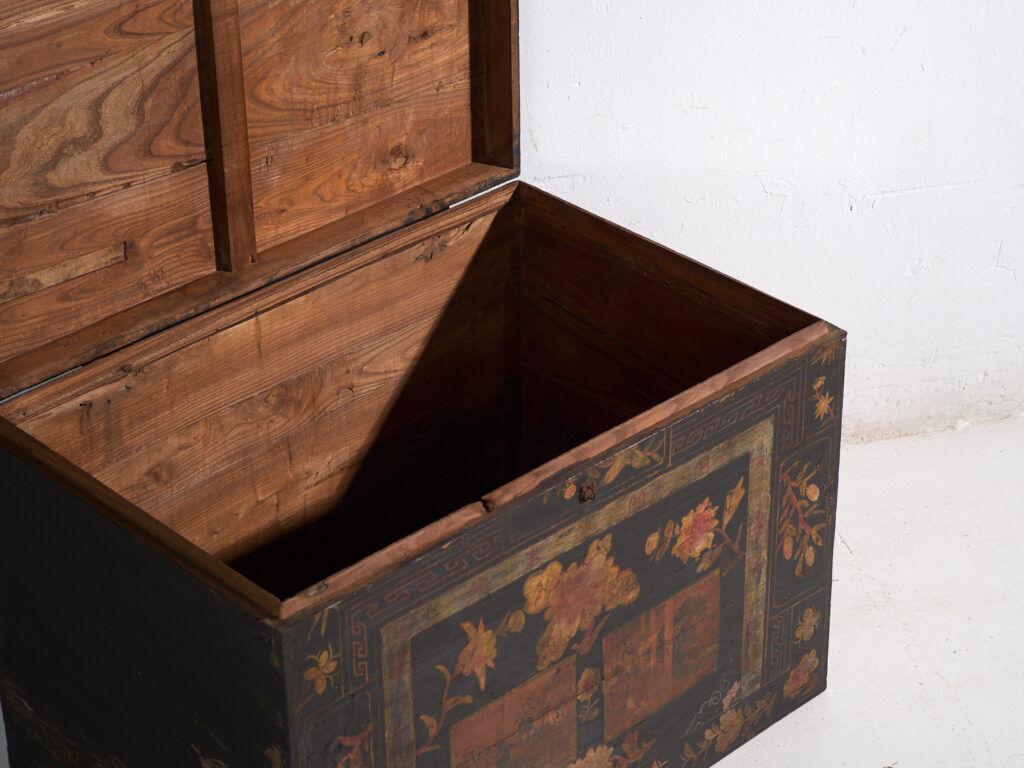 Coffre ancien peint en bois de pin – Chine, vers 1900