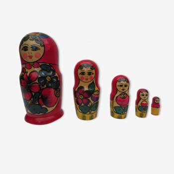 Ensemble de 5 poupées russes anciennes gigogne en bois tourné ,laquées de couleurs vives