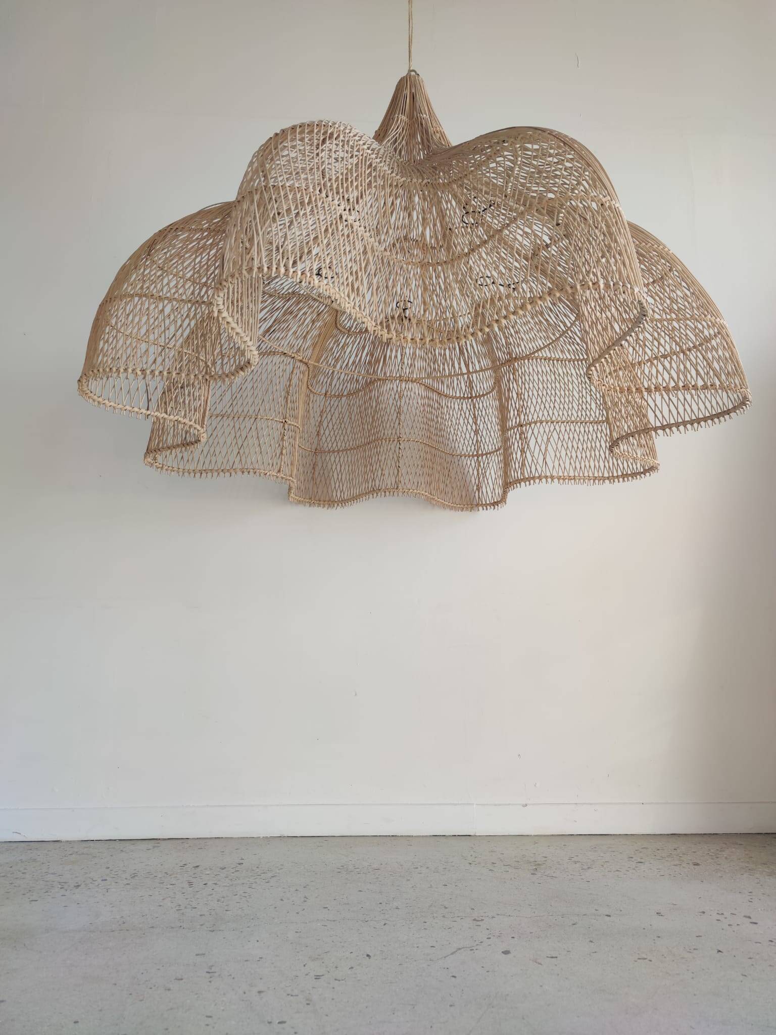 Immense rattan suspension in the shape of a flower, tulip, corolla H1m D1m50