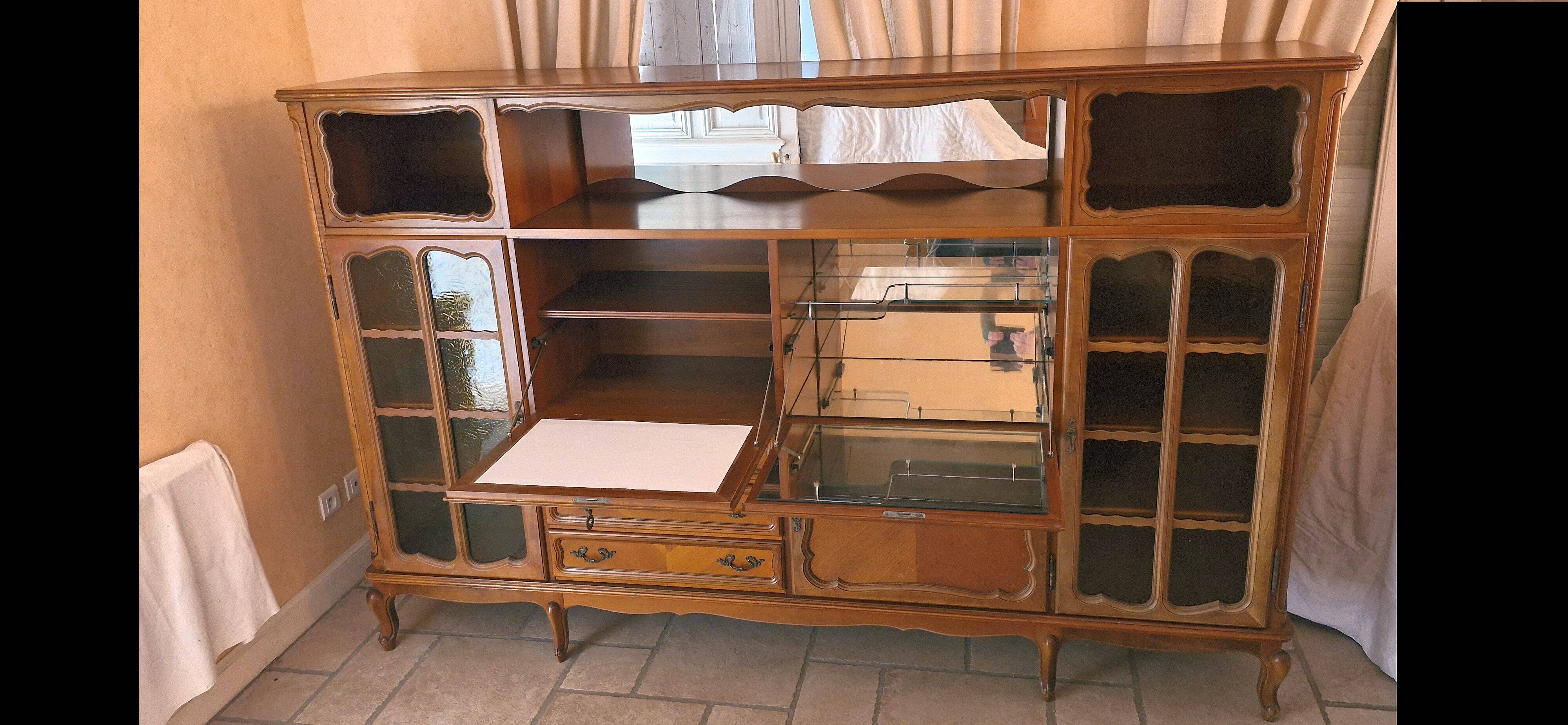 Wooden sideboard with 5 doors and 3 drawers, 2 glass doors.