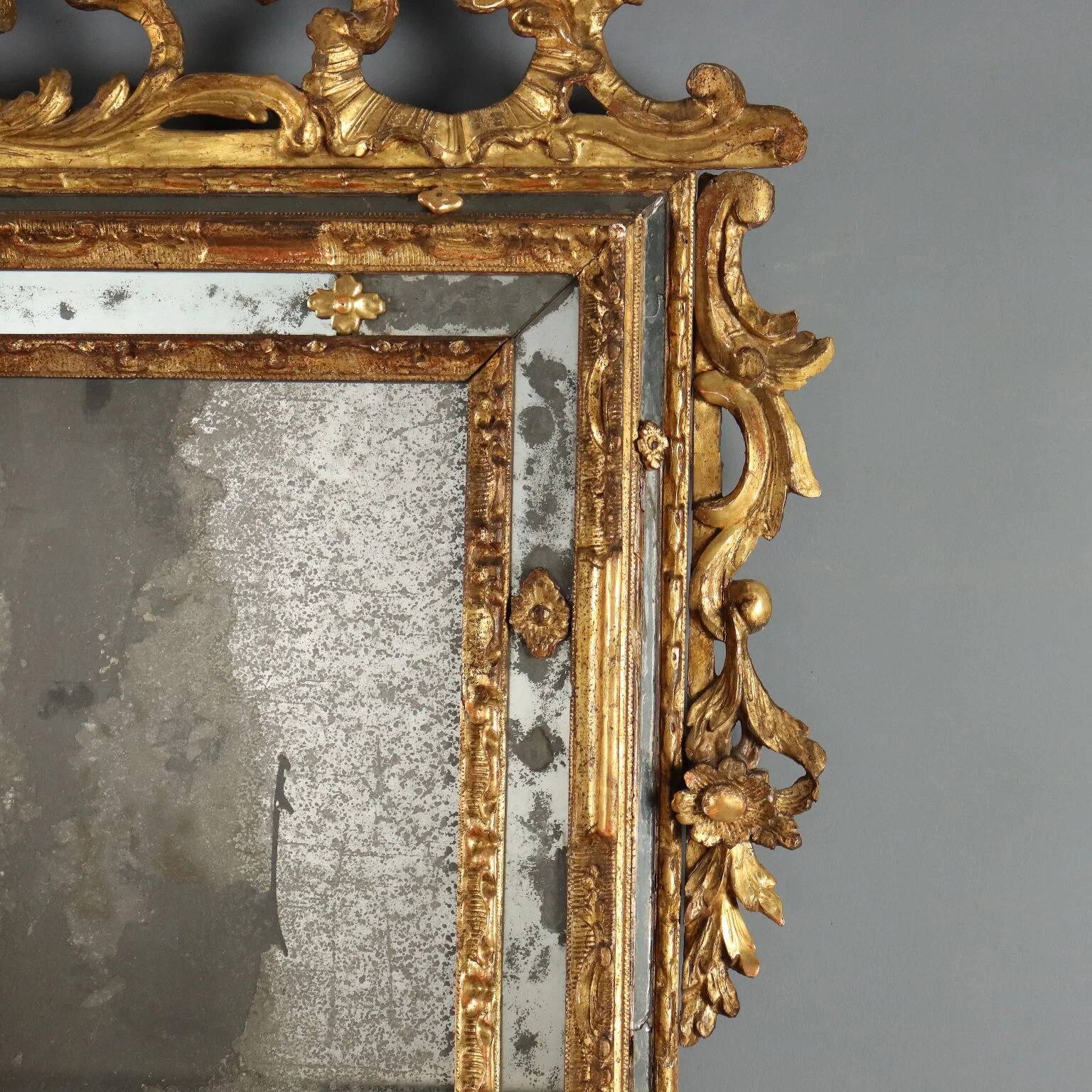 Antique mirror in gilded lime wood, Baroque sculptures, 18th century