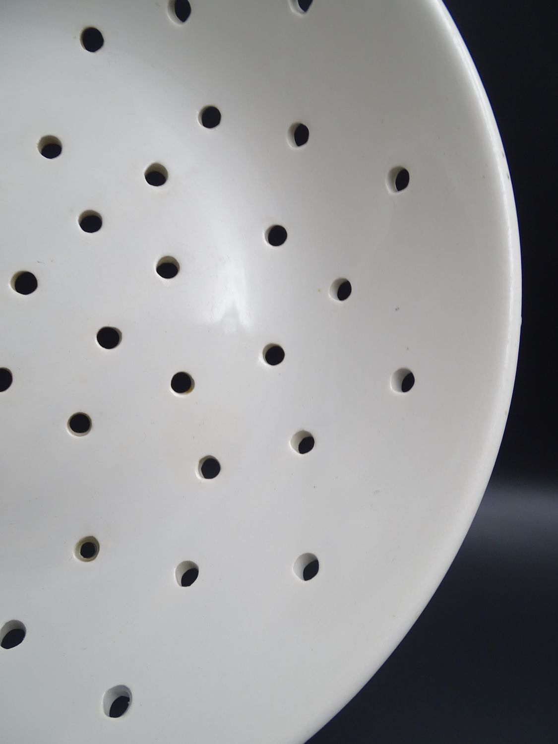 Digoin white earthenware strawberry drain plate - circa 1950 - Vintage