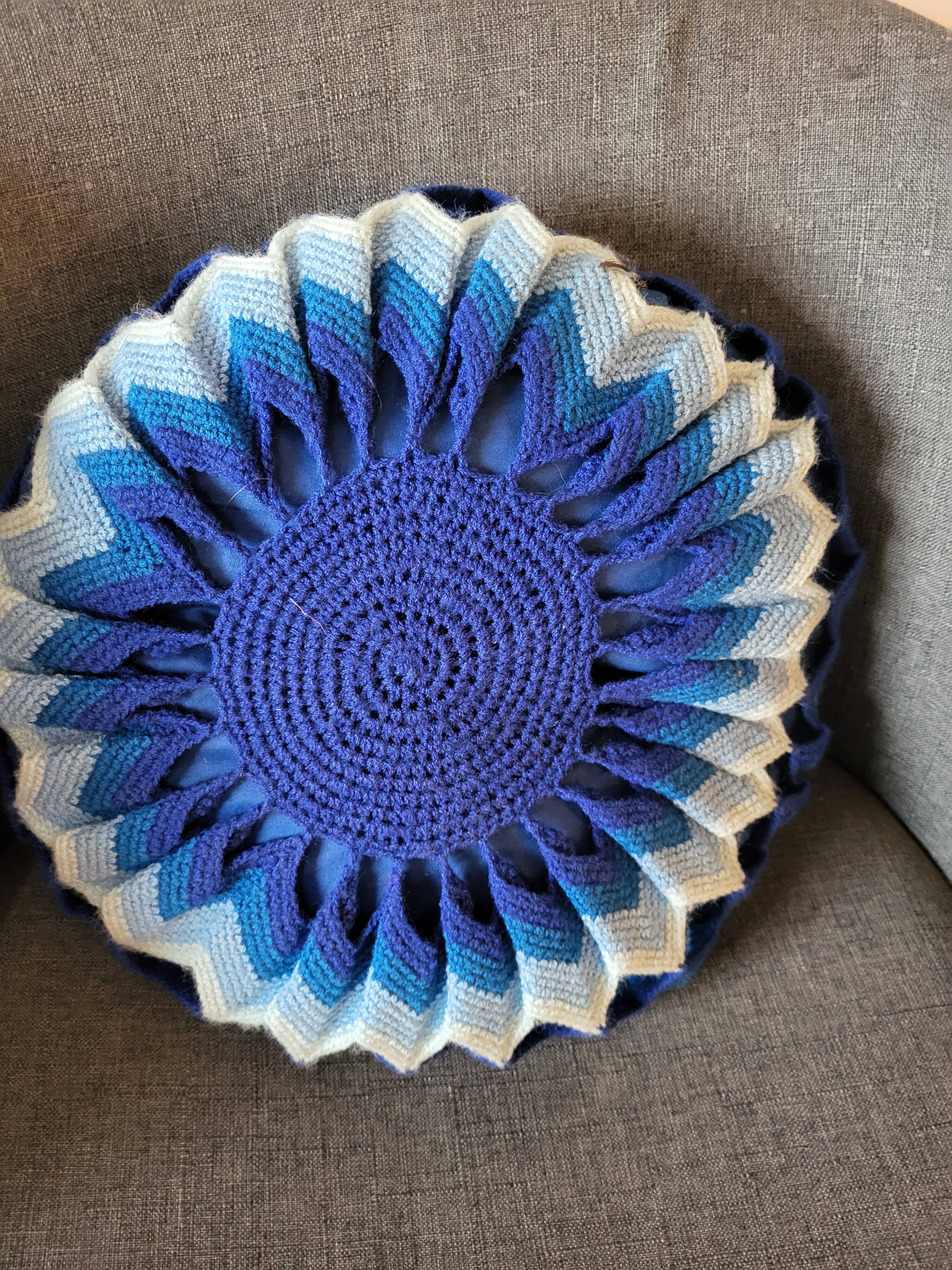 Round cushion in Vintage wool