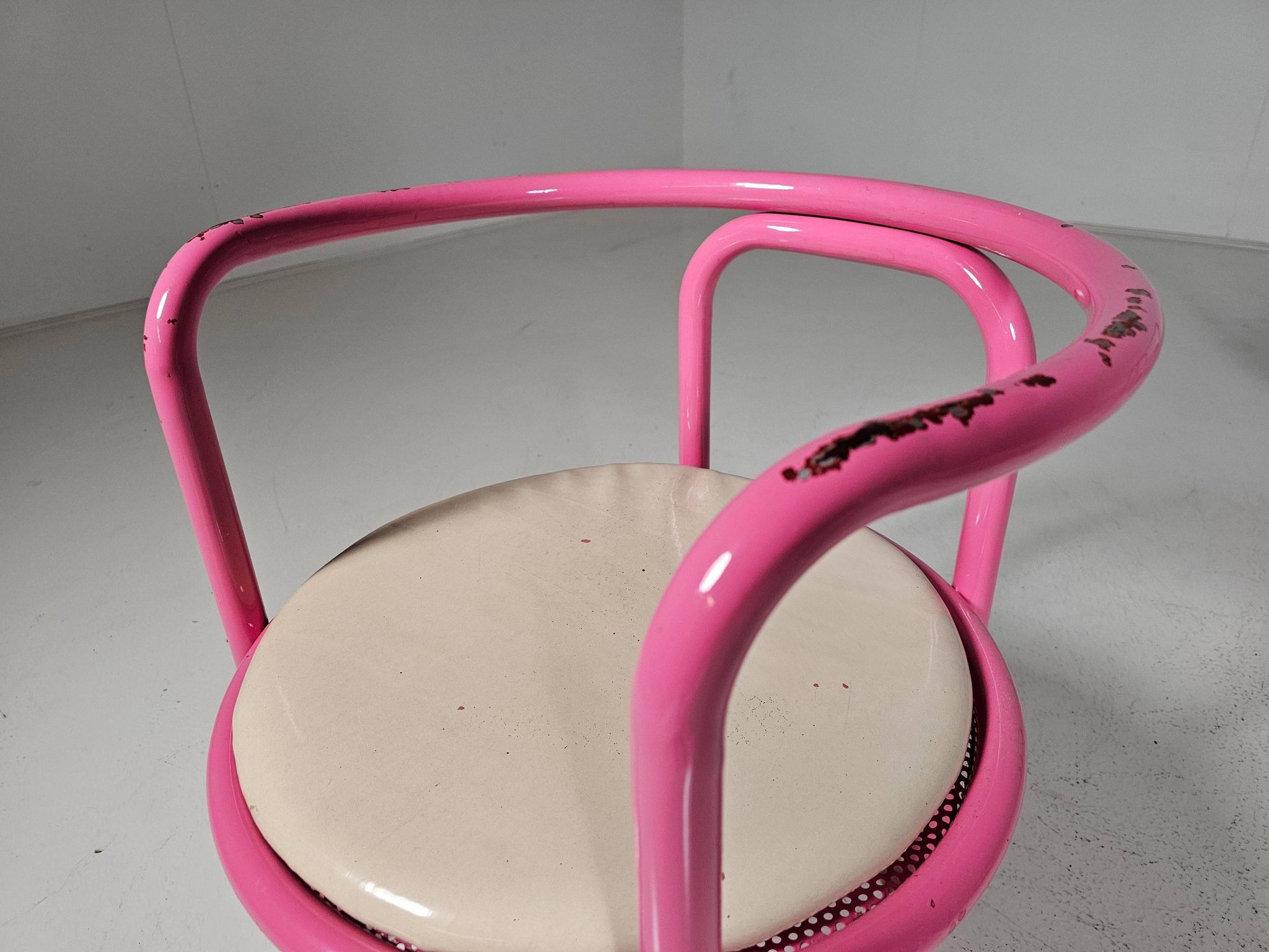 Set of 4 pink Locus Solus chairs by Gae Aulenti for Poltronova, 1960s.