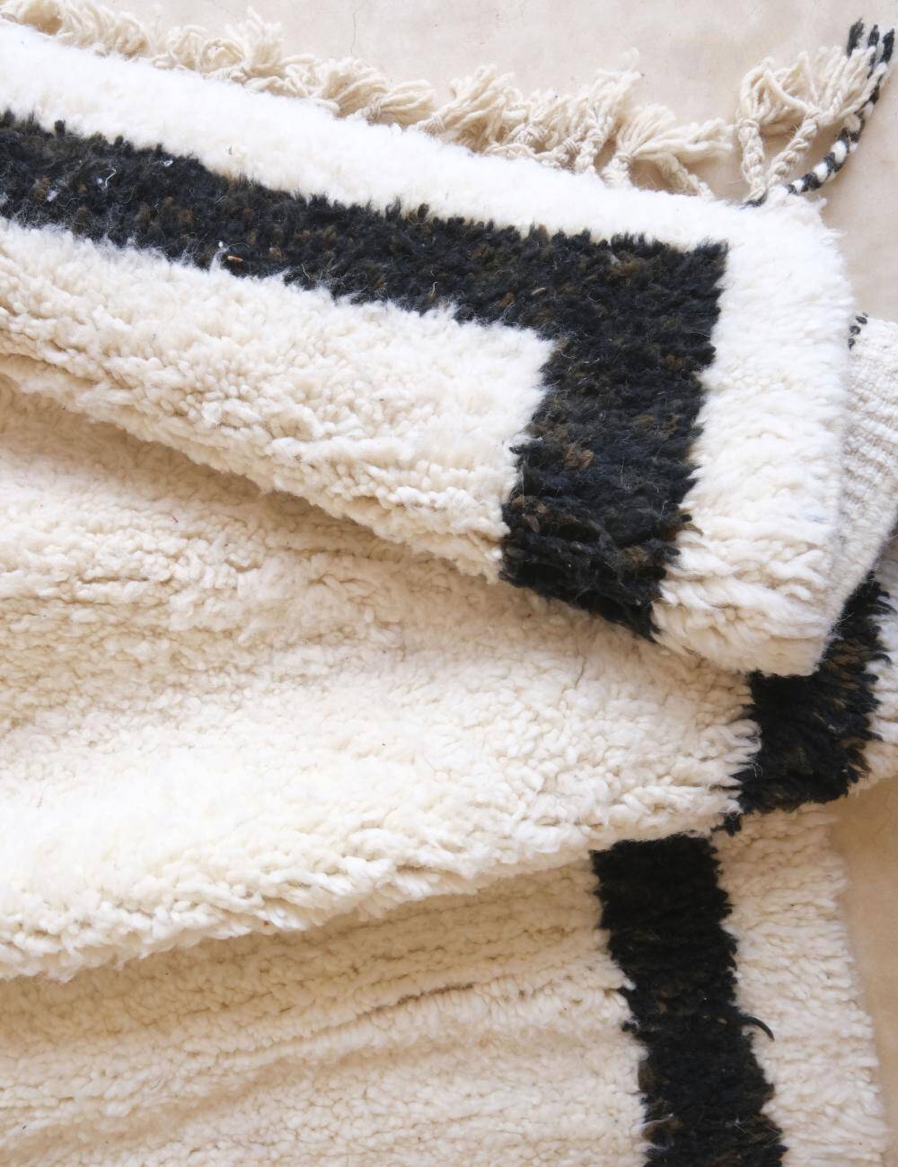 Contemporary Berber Rug - 250 x 194 cm