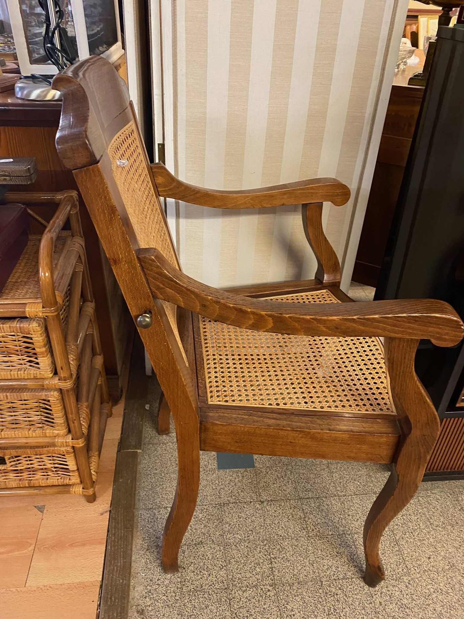 Fauteuil de barbier style Louis Philippe en hêtre assise et dossier en cannage