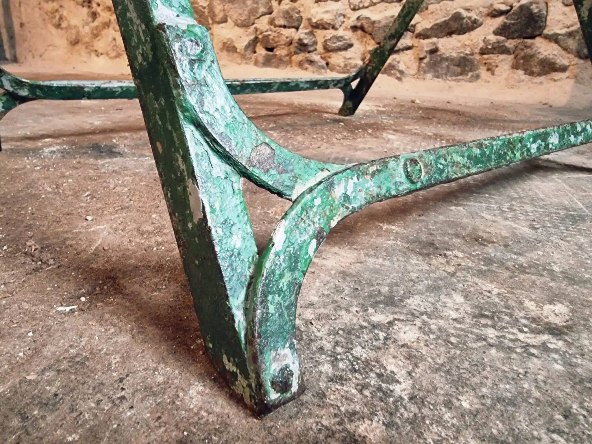 Table bistrot pliante française en fer riveté, années 1920