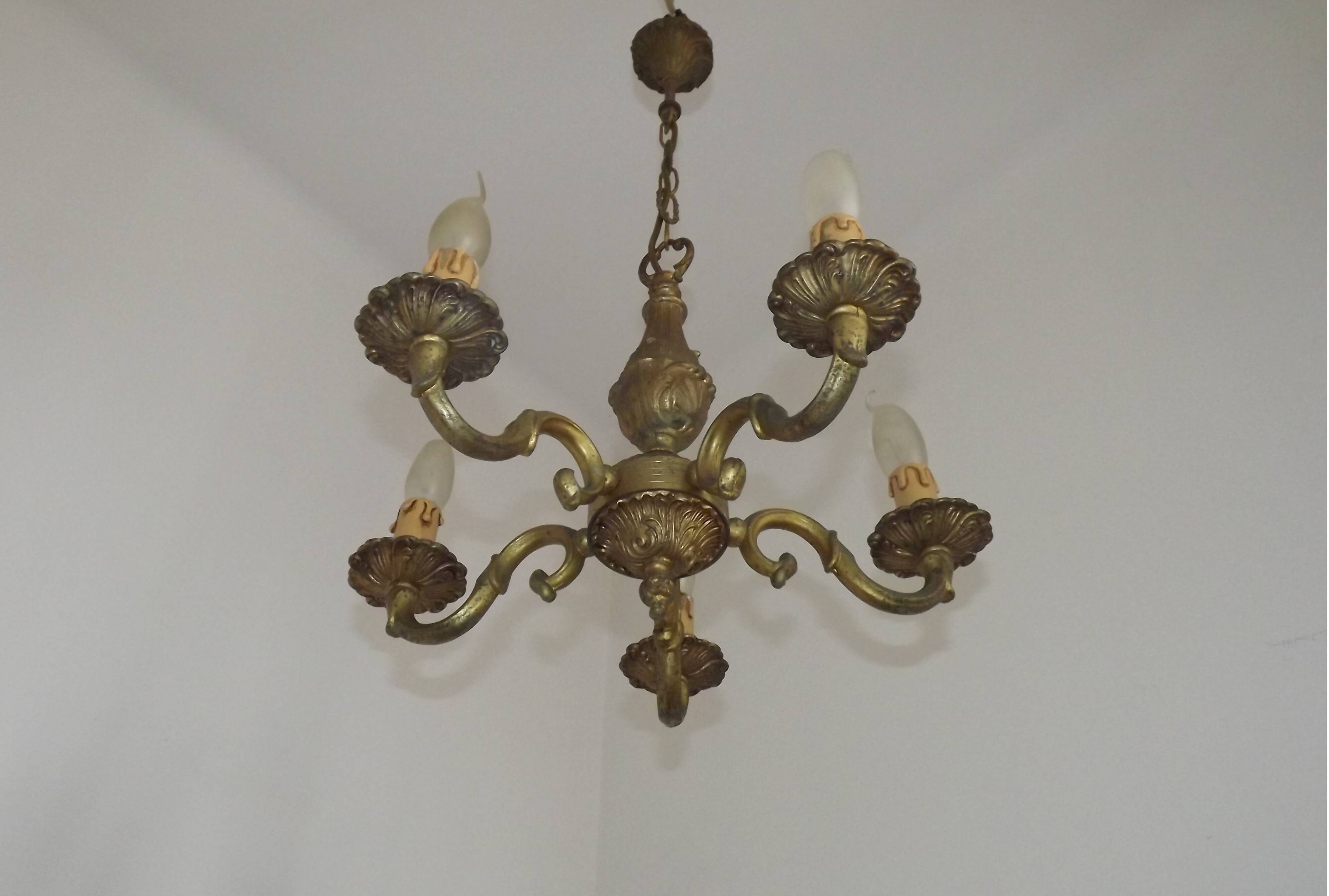 Lustre traditionnel français vintage en bronze à 5 lumières, datant du milieu du siècle dernier 5489