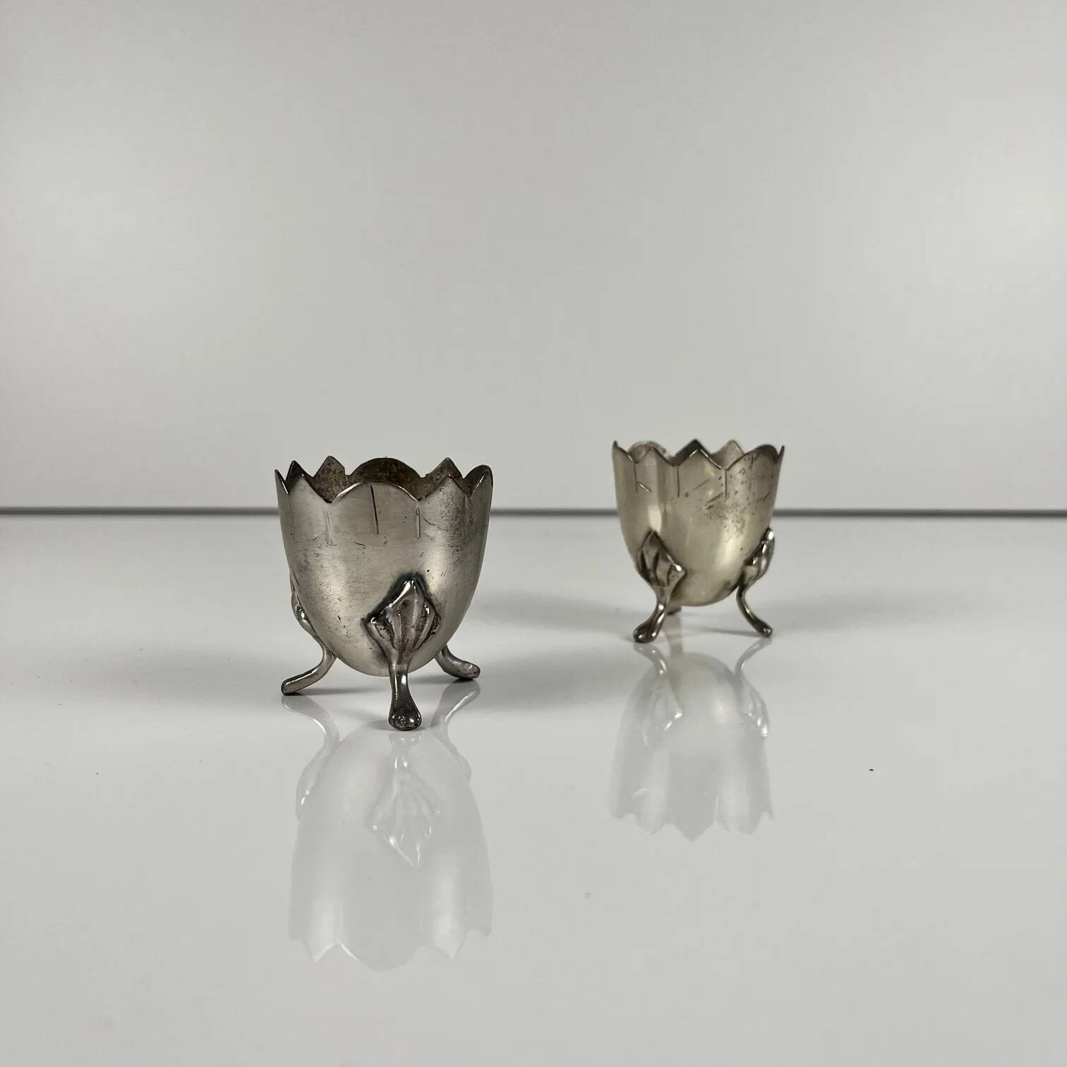 Paire de coquetiers anciens tripodes en maillechort, style Art Nouveau, vers 1900-1925