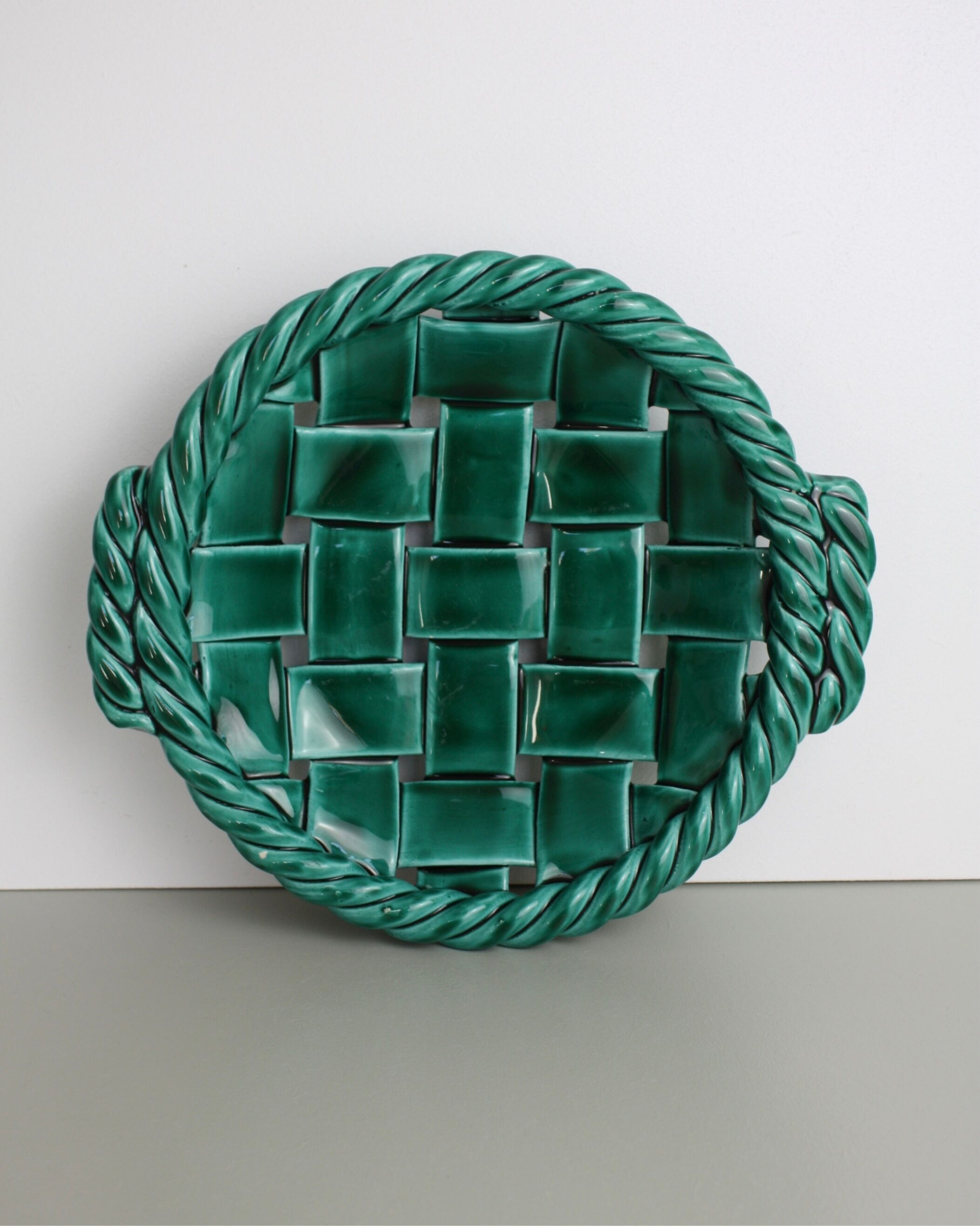 Green braided earthenware cut