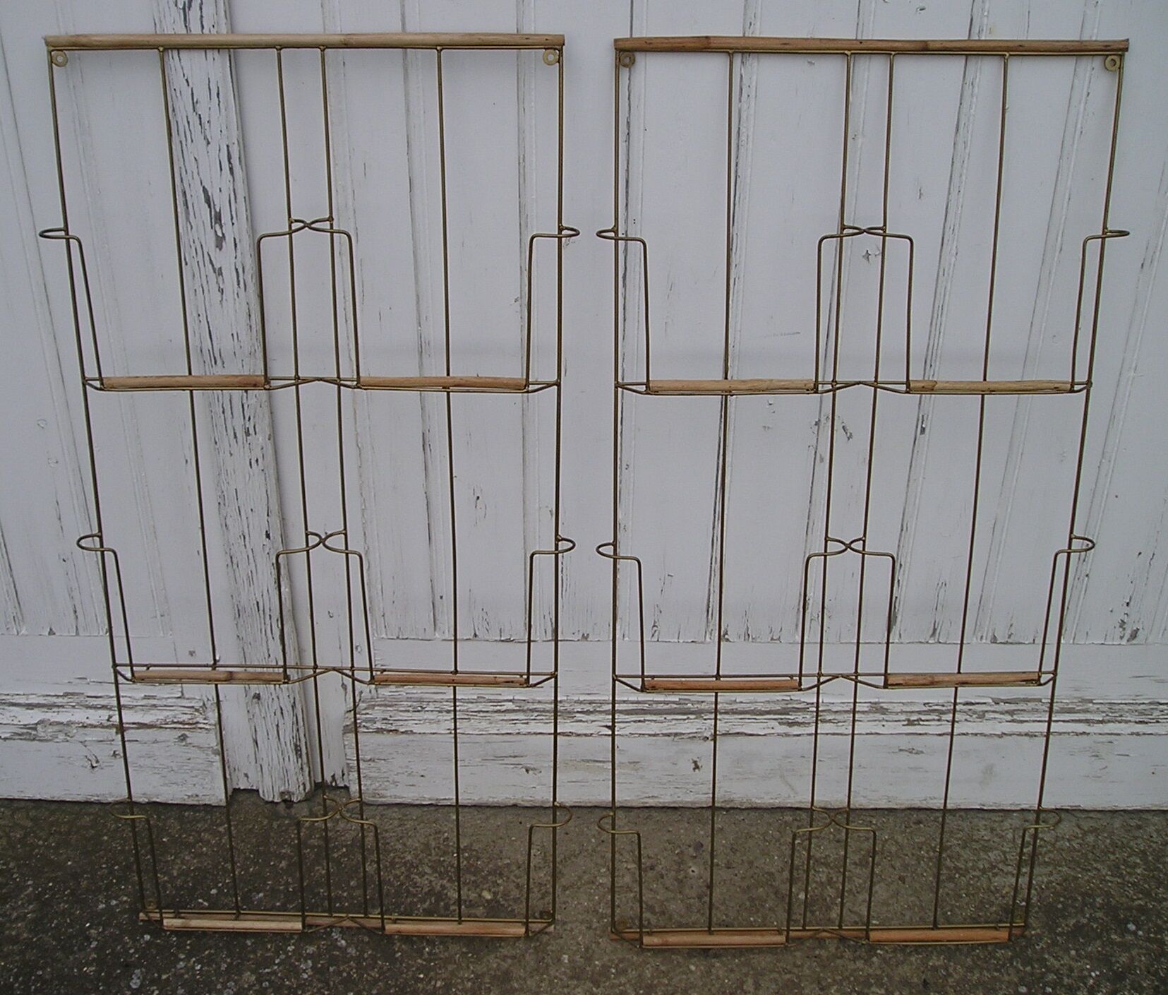 Pair of metal wall displays for magazines or discs