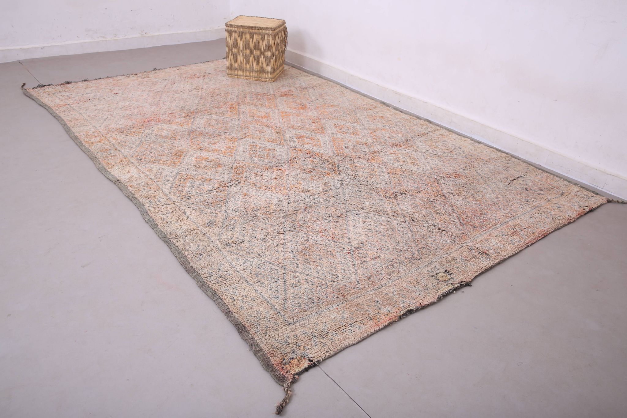 Pale Vintage Moroccan Rug 197 x 306 cm, Berber Wool Rug, Handmade Rug Boho