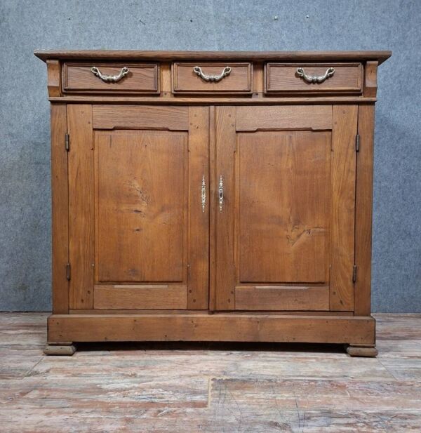 buffet ancien en bois massif, plein de charme et de caractère.