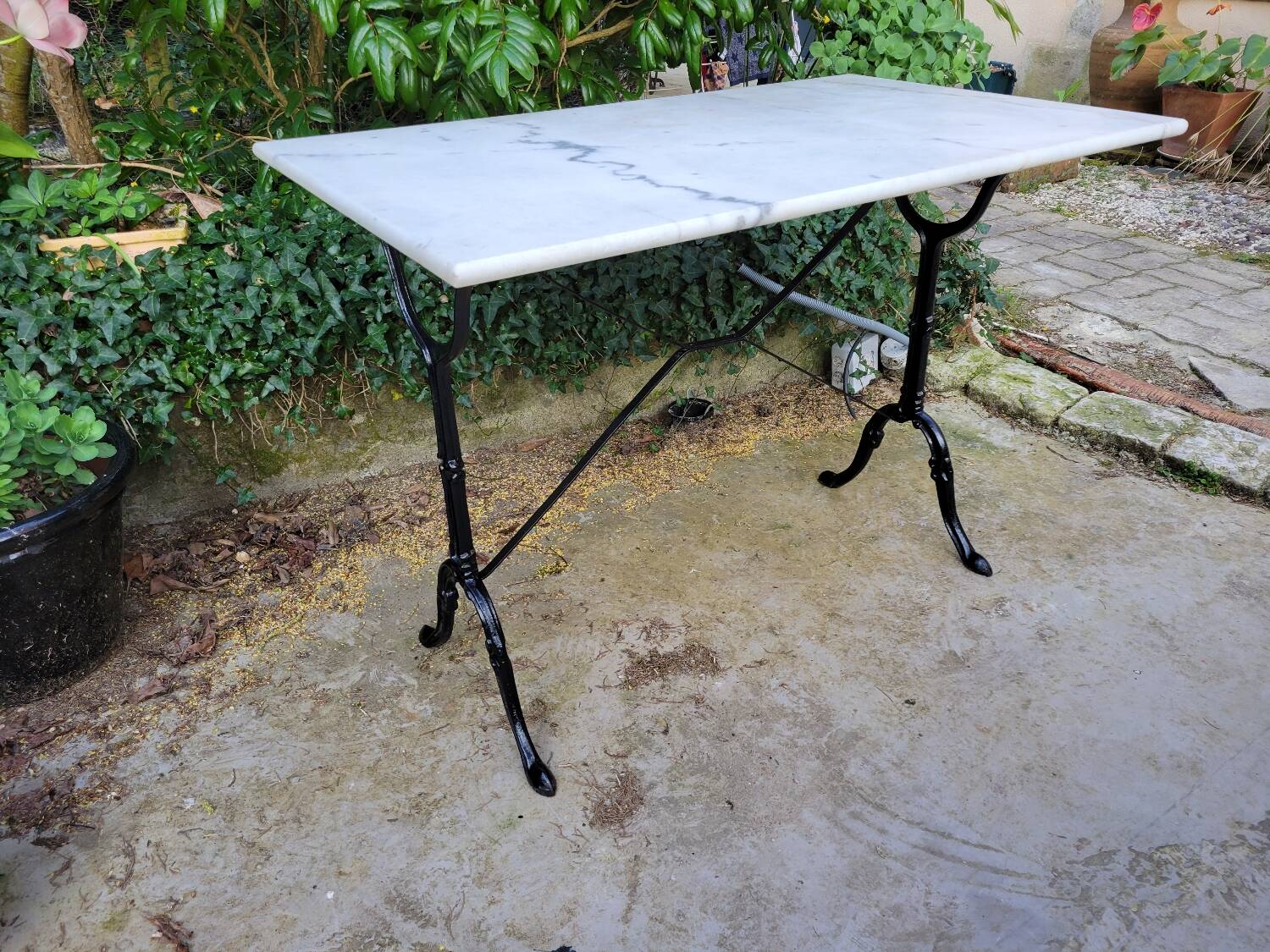 Bistro table in Carrara marble and cast iron circa 1900