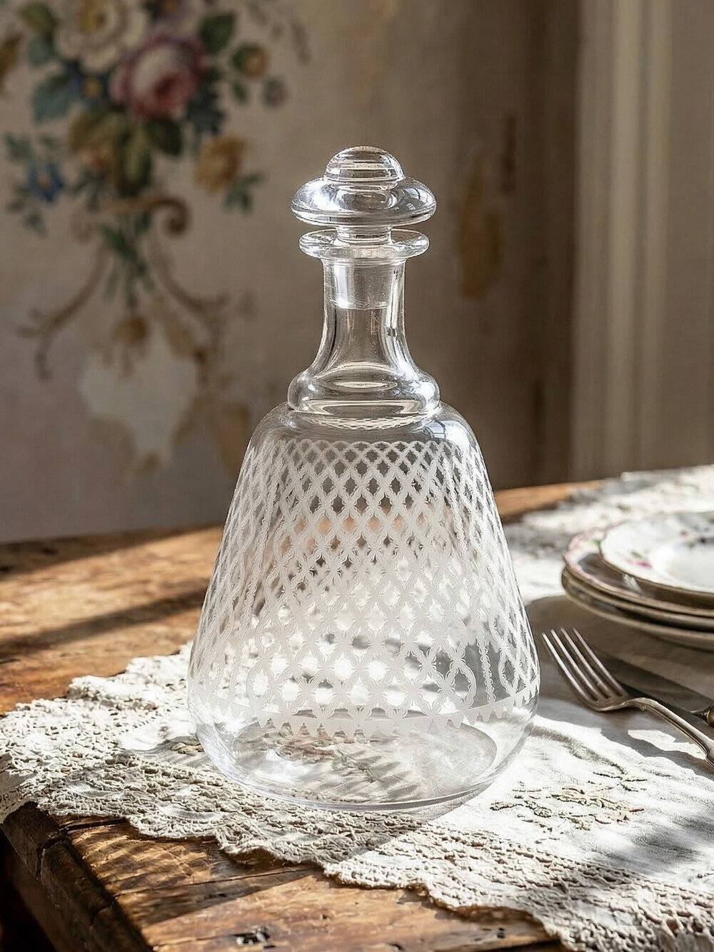 Engraved crystal carafe model "Alhambra" Baccarat from the years 1900-1920.