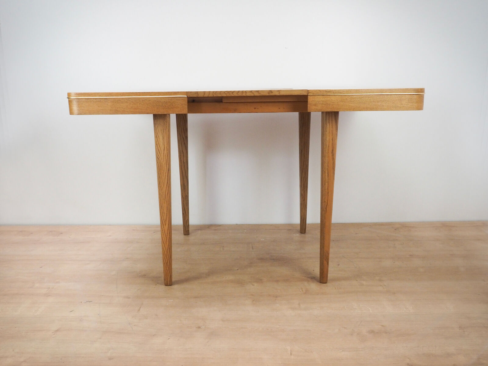 Table à manger par Bohumil Landsman pour Jitona Soběslav, 1960s