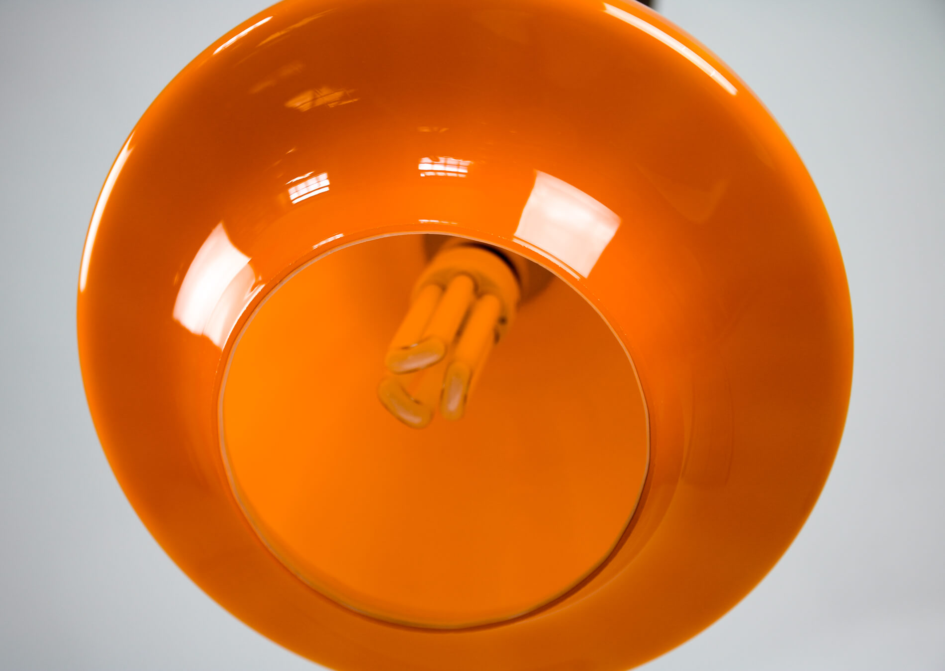 Suspension en verre orange du milieu du siècle