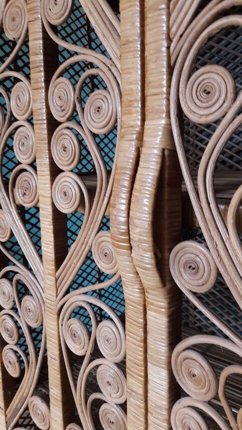 Shelf rattan peacock