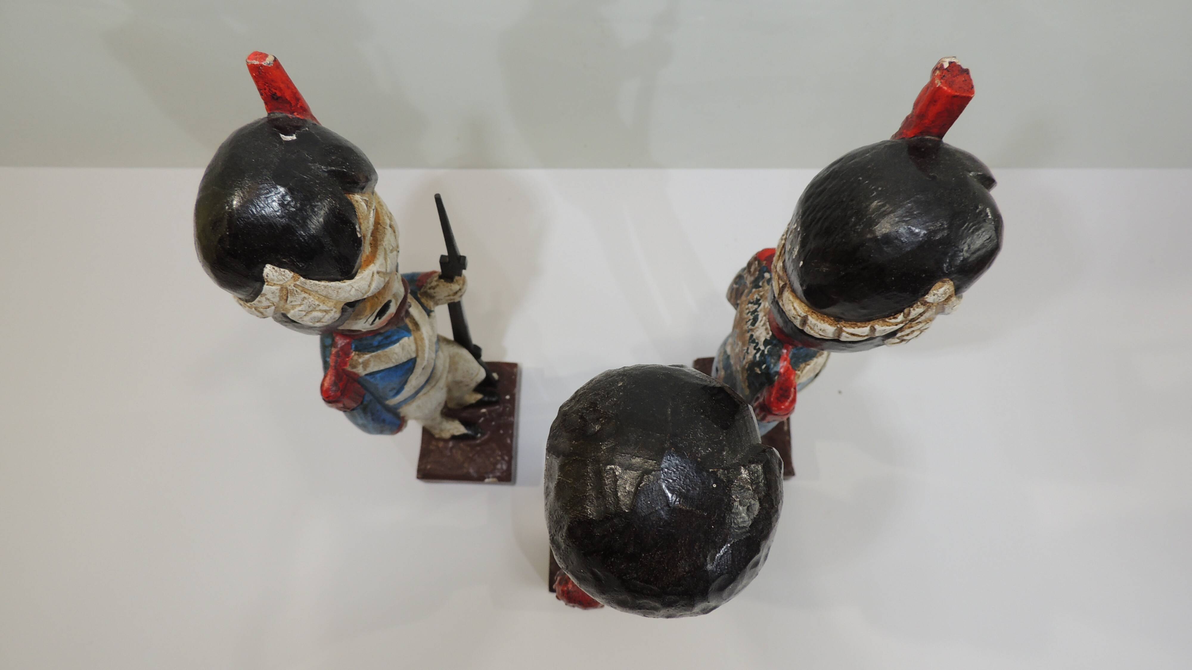 lot of three English soldiers in carved wood / vintage