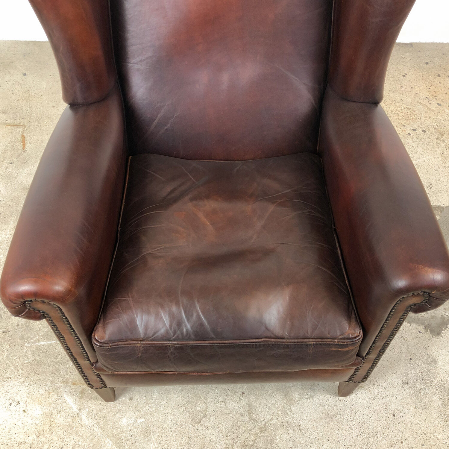 Paire de fauteuils à ailes en cuir de mouton brun foncé vintage