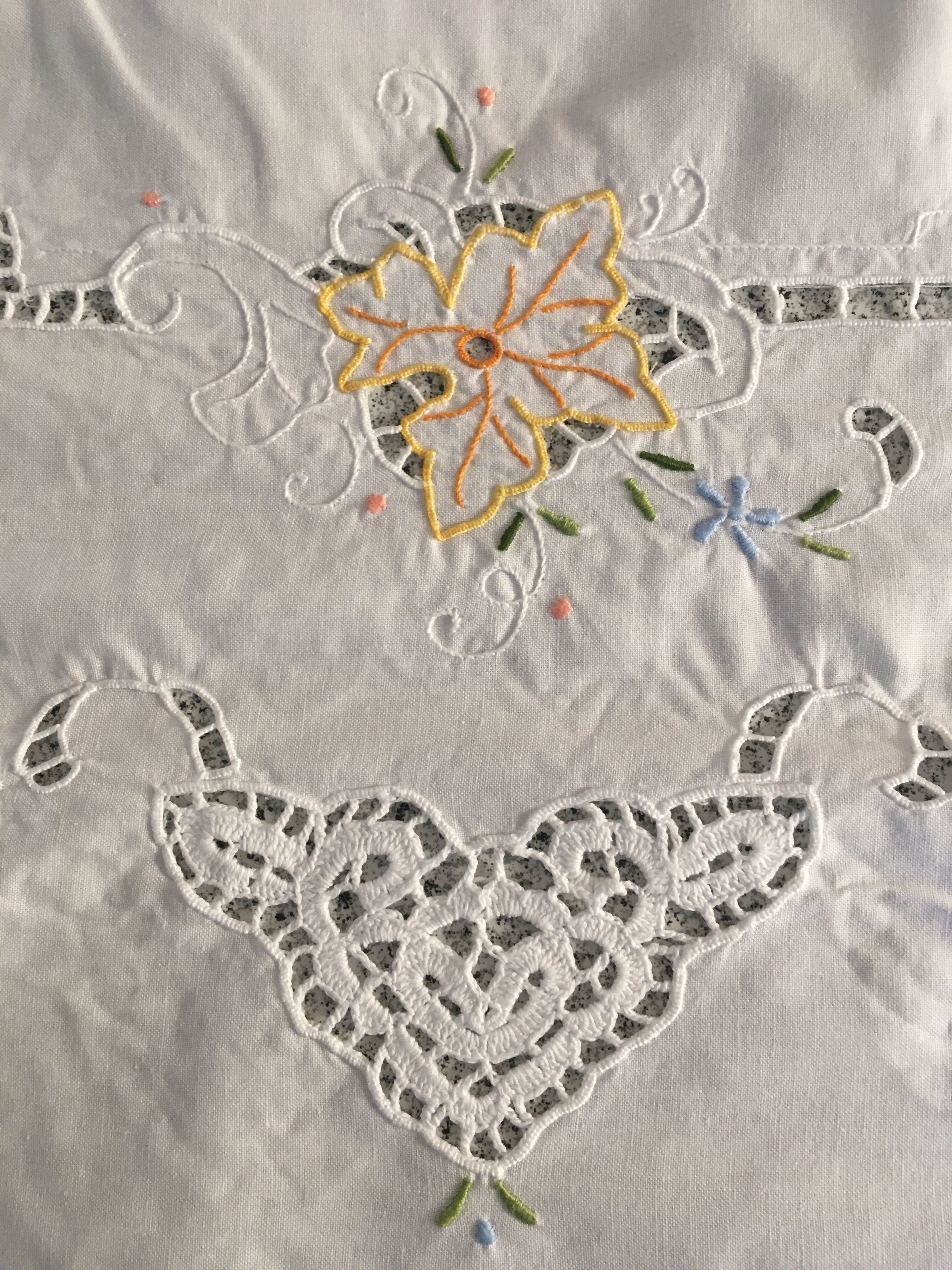 Nappe 160 x 260 ajourée brodée et 12 serviettes