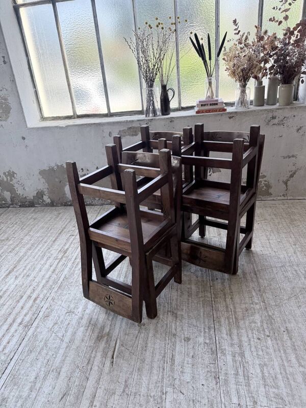 Set 4 chaises art populaire pin savoyard 1950