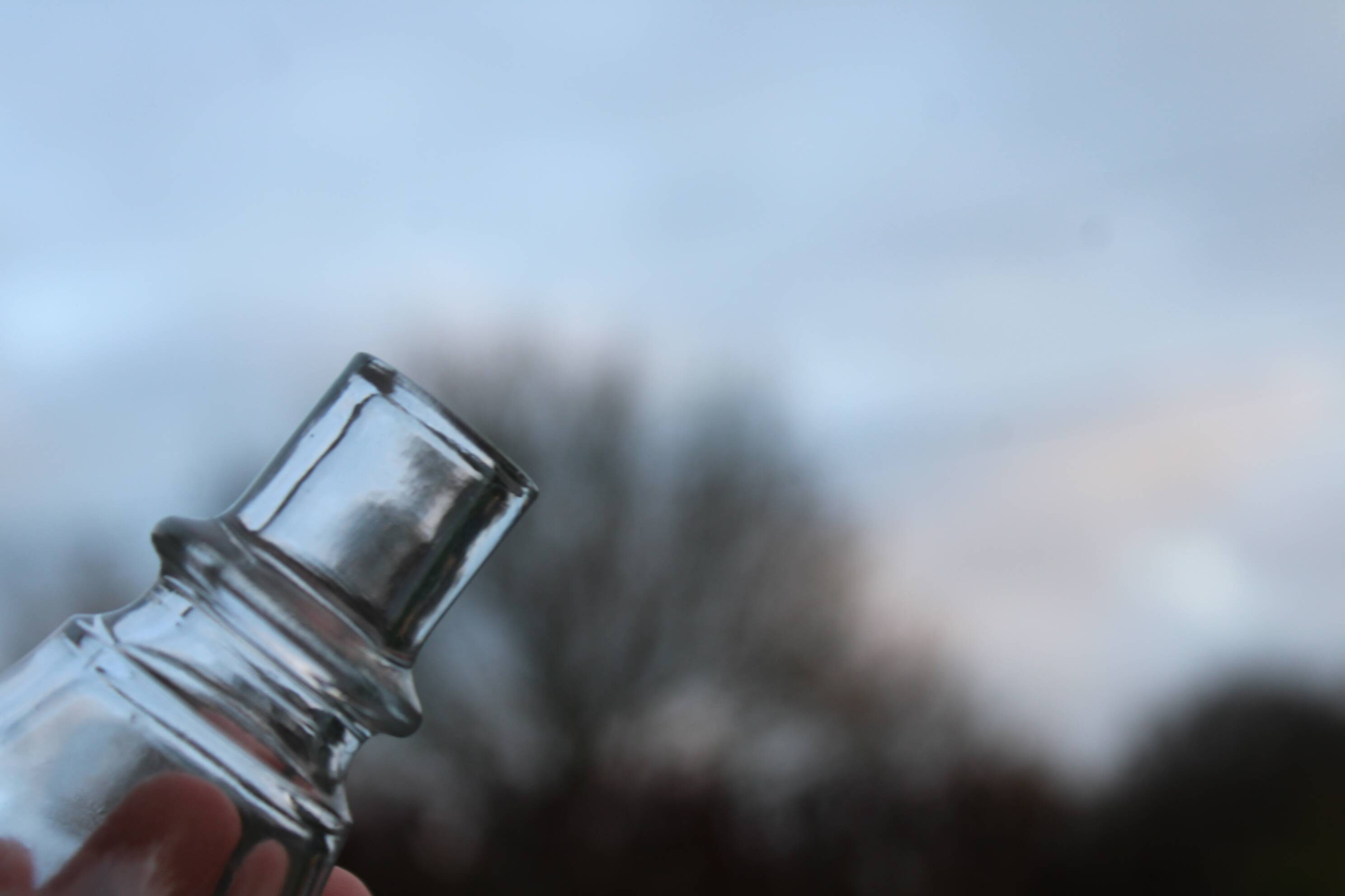 Elegant cut-glass carafe – classic and refined style