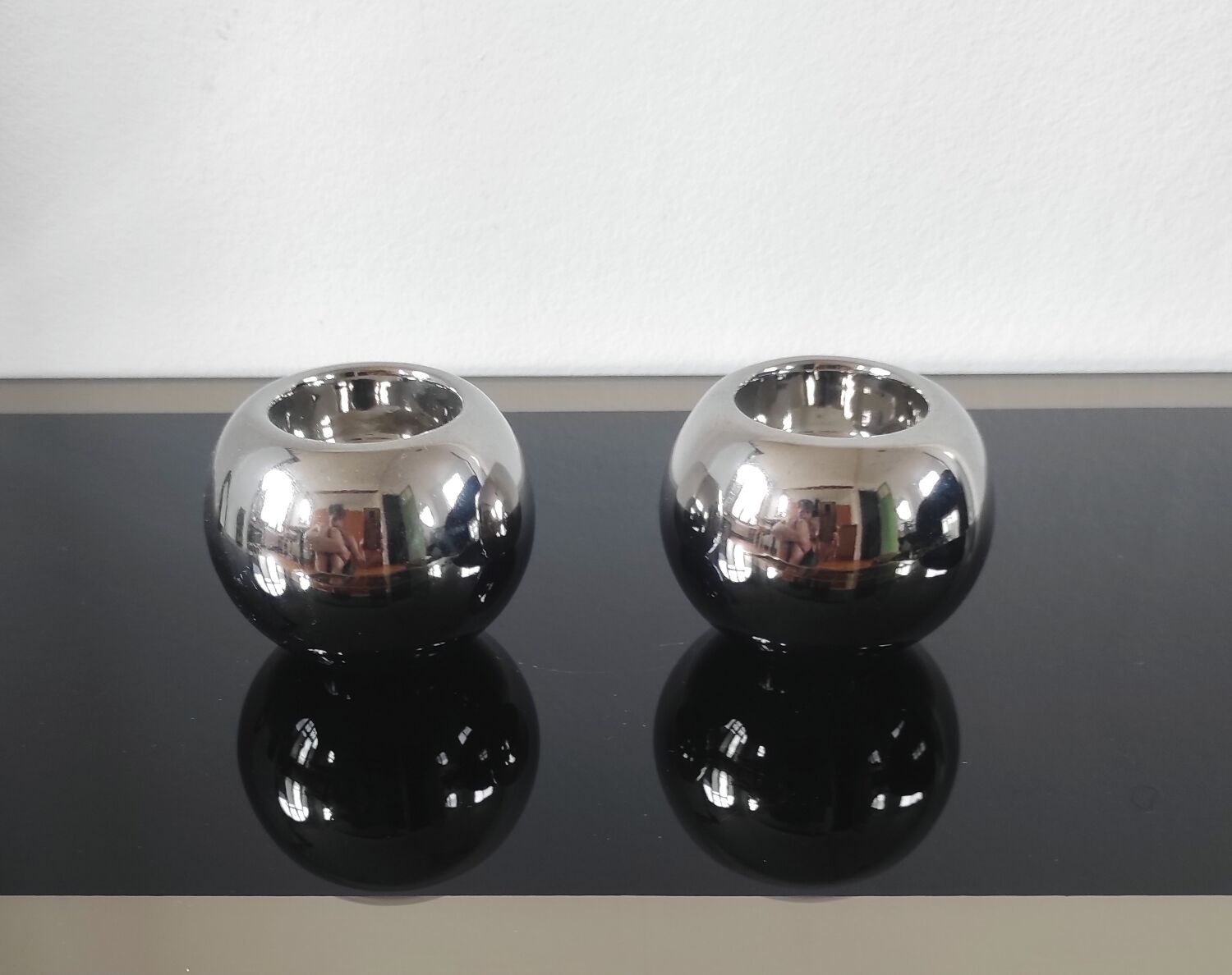 Paire de bougeoirs / photophores boules en céramique argentée effet mi
