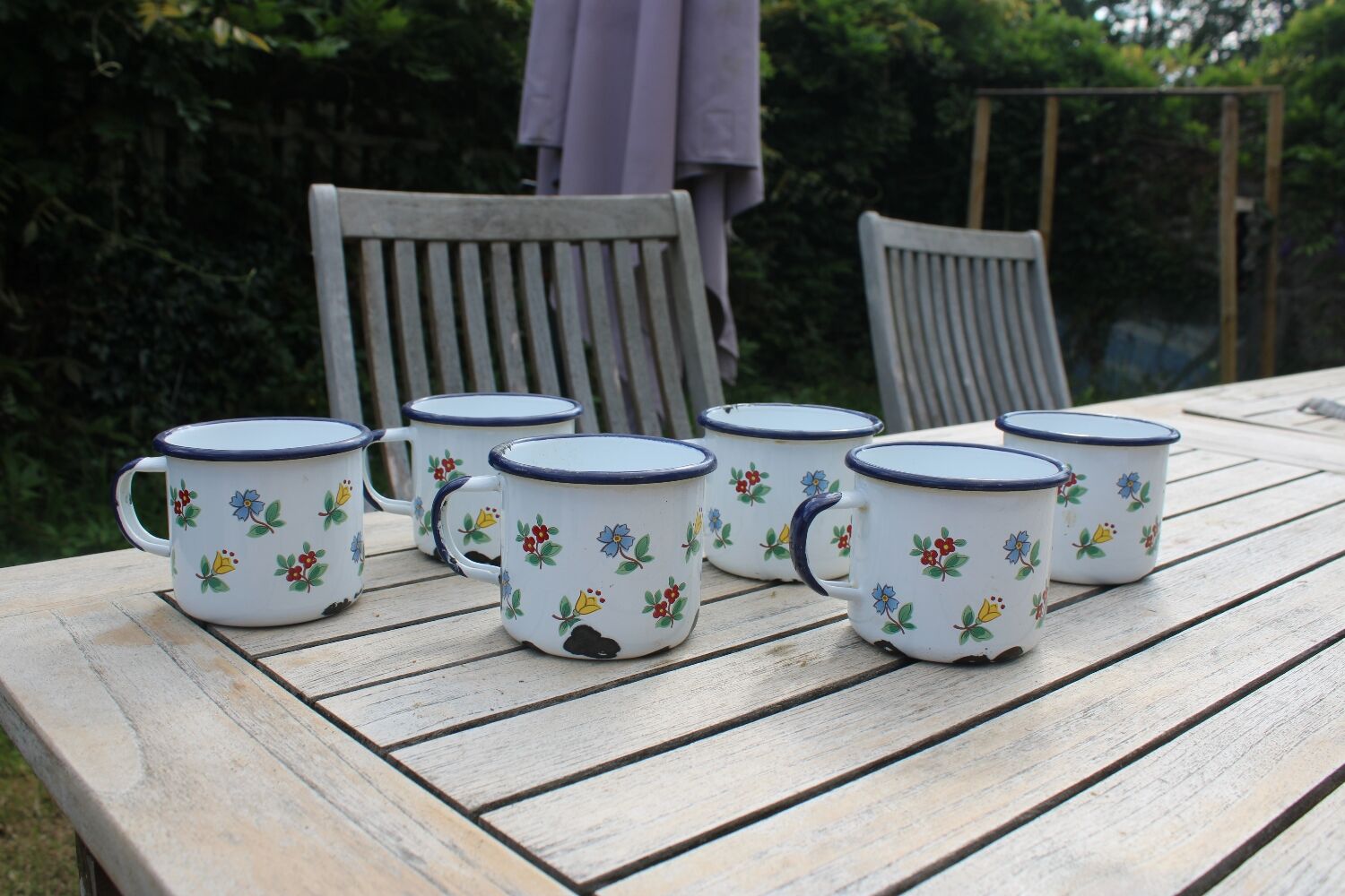 Enamelled sheet metal cups