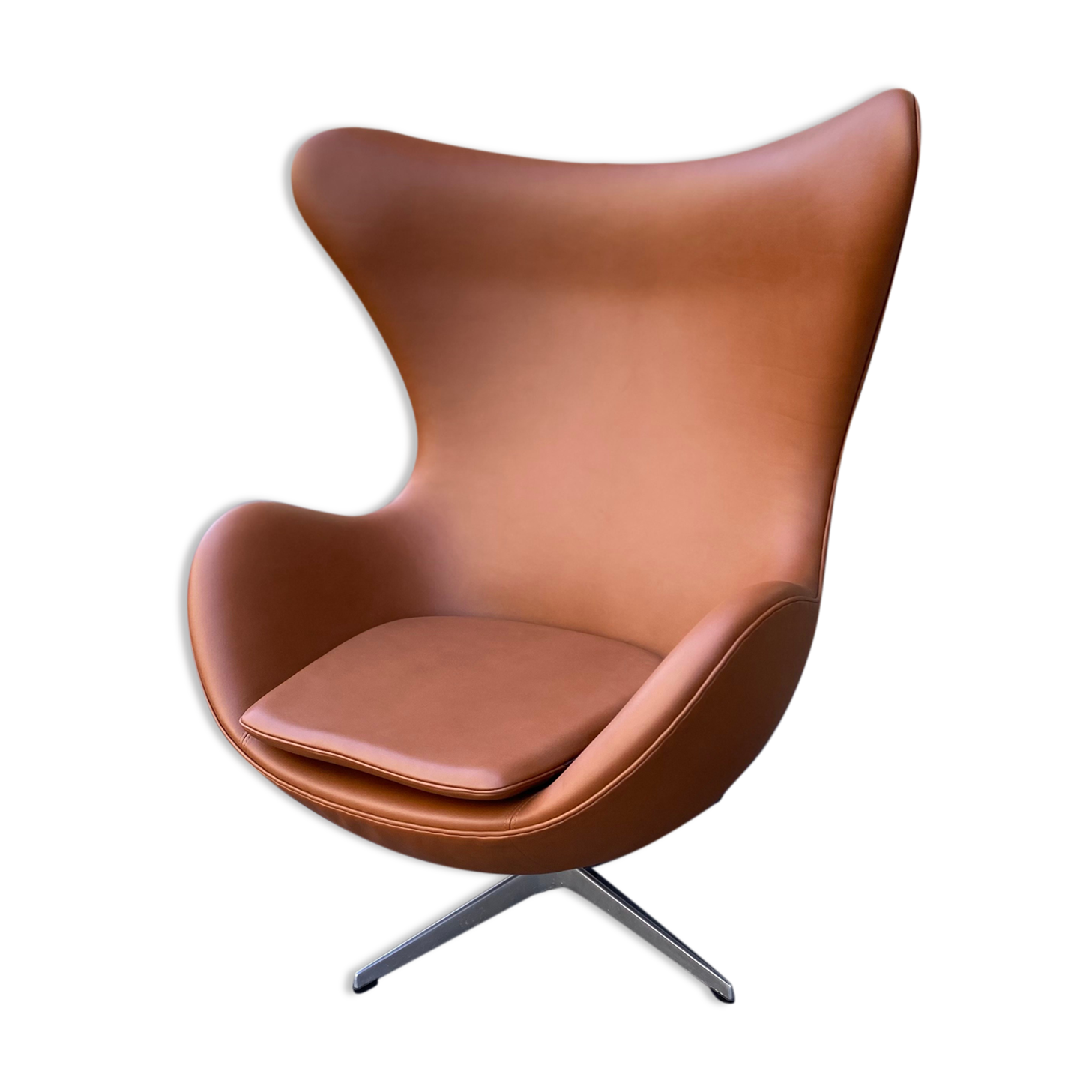 EGG Chair design Arne Jacobsen edition Fritz Hansen brown leather
