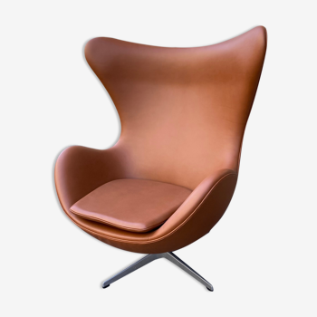 EGG Chair design Arne Jacobsen édition Fritz Hansen cuir brun