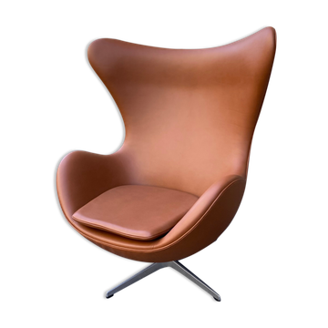 EGG Chair design Arne Jacobsen édition Fritz Hansen cuir brun