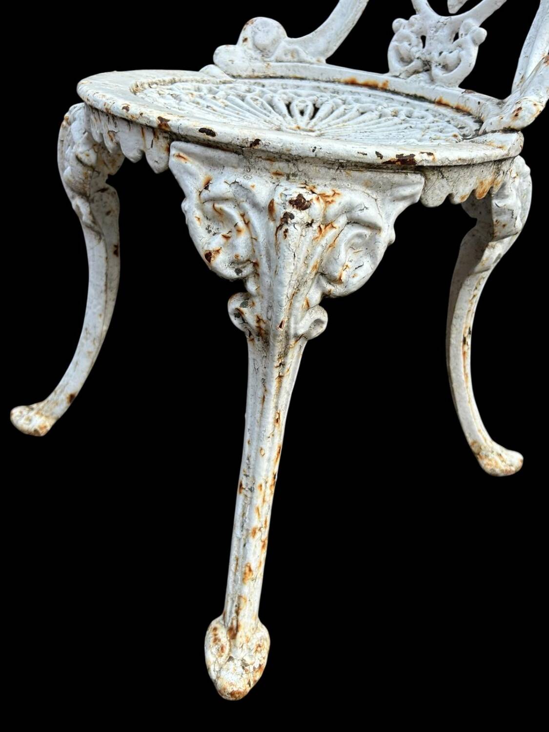 Suite de quatre chaises de jardin en fonte de style Victorien vers 190