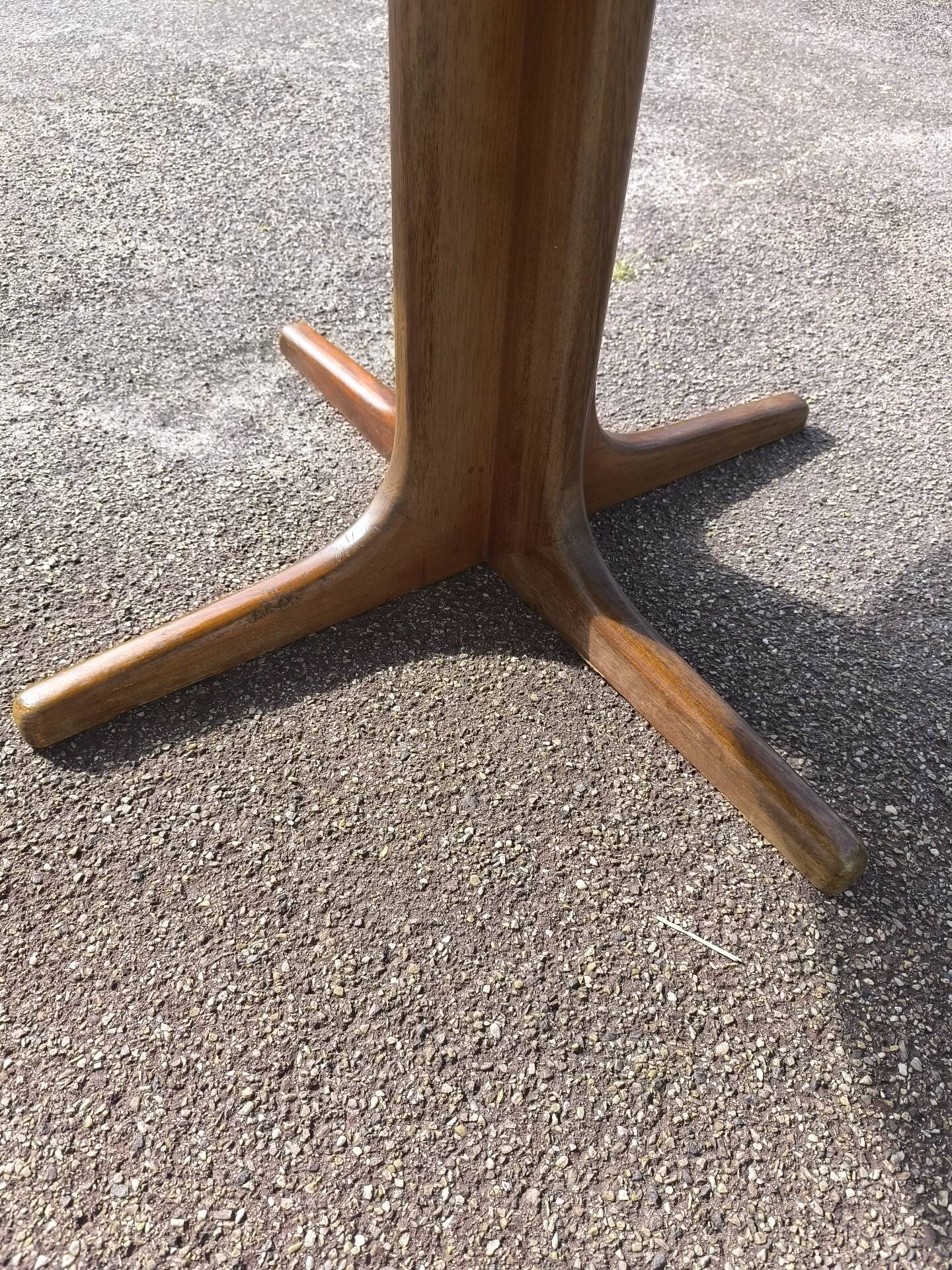 Extendable round table for 4 to 6 people, wood.