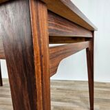 Extendable table in laminate