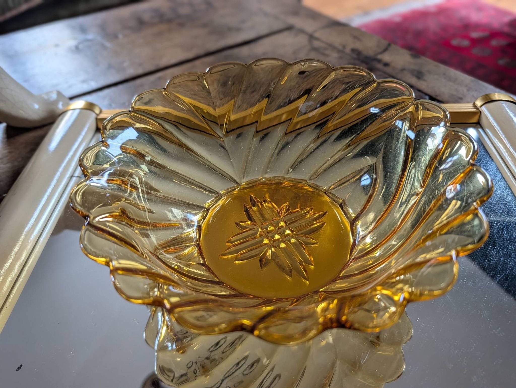 Coupe en verre ambré floral – années 1960-1970