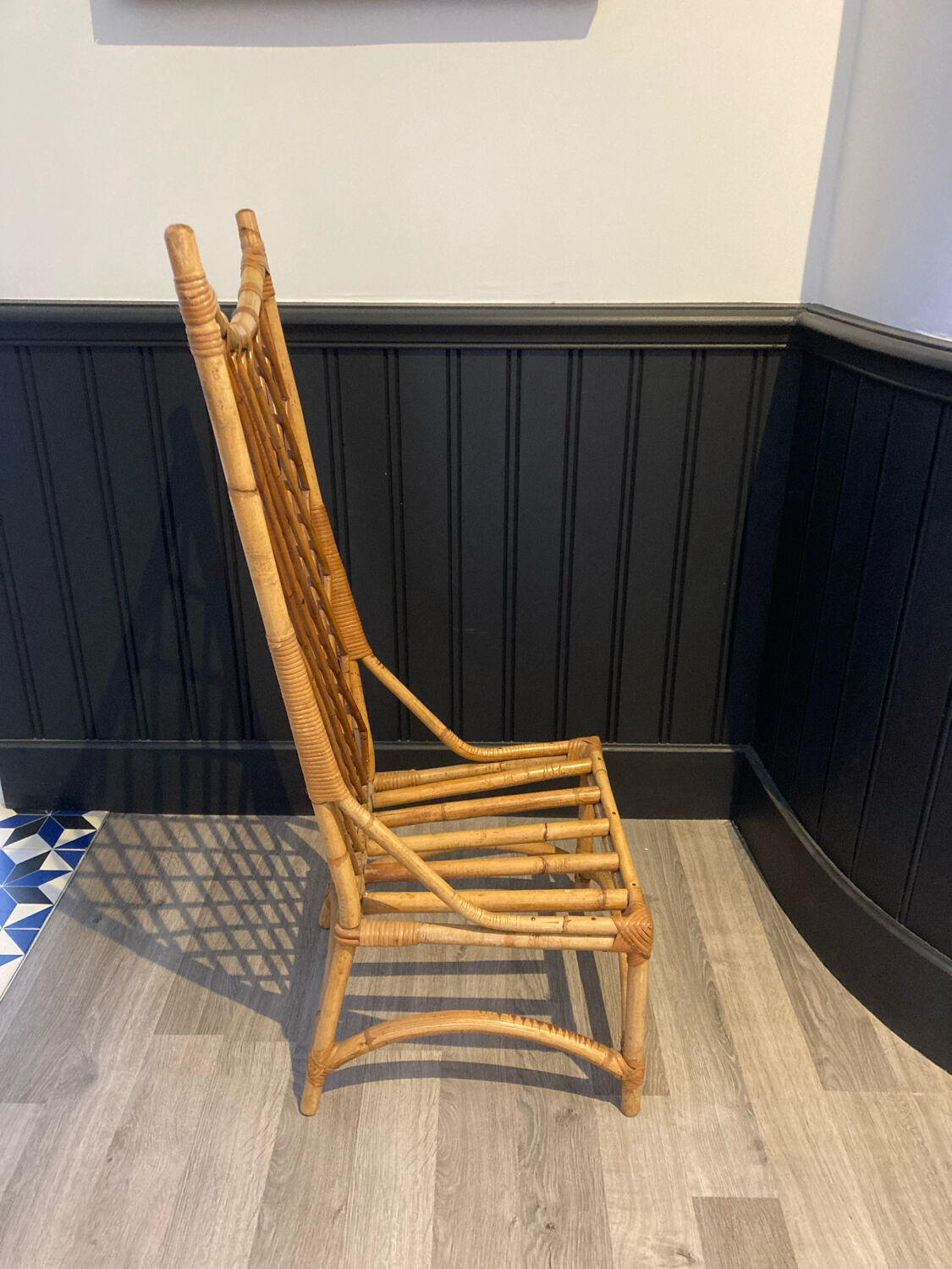 Chaise basse en rotin dans le goût d'Audoux-Minet