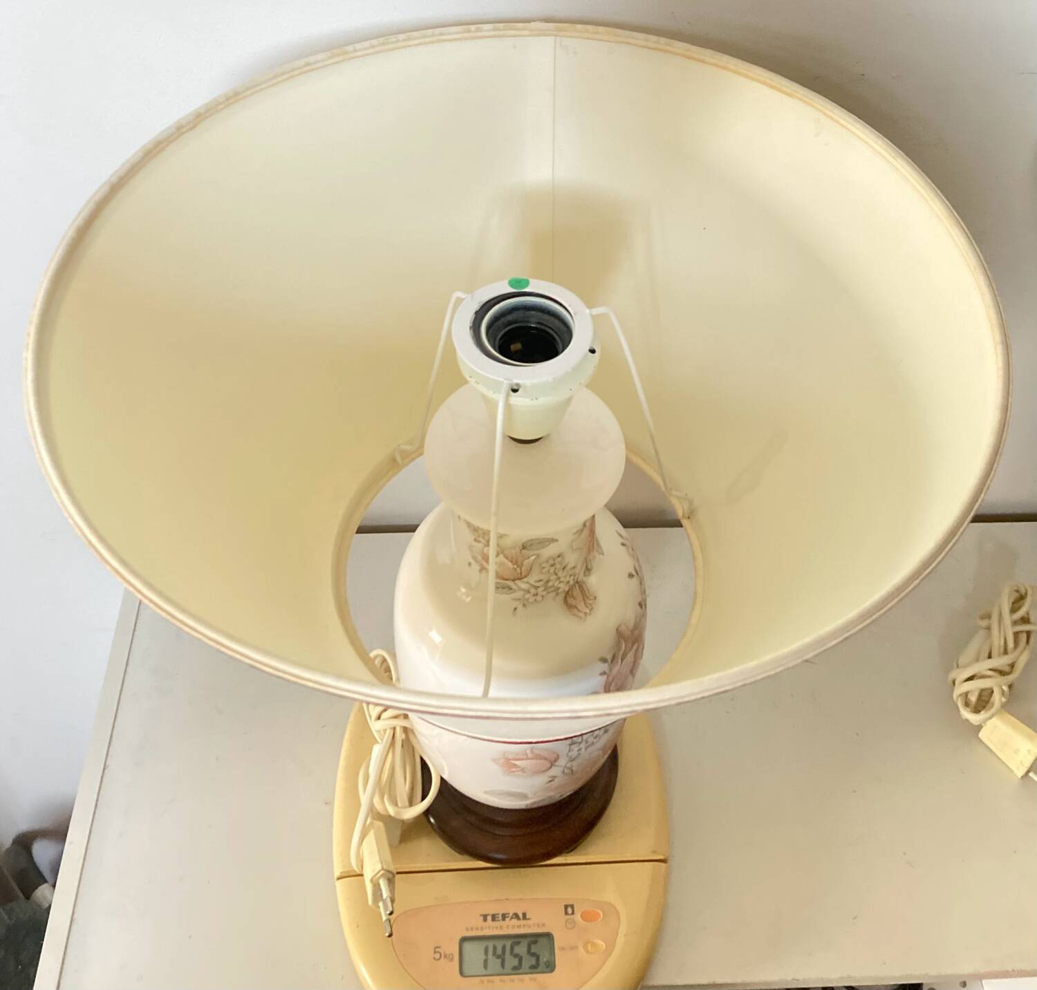 Asian lamps in earthenware from the 1970s/80s with handmade floral decoration.