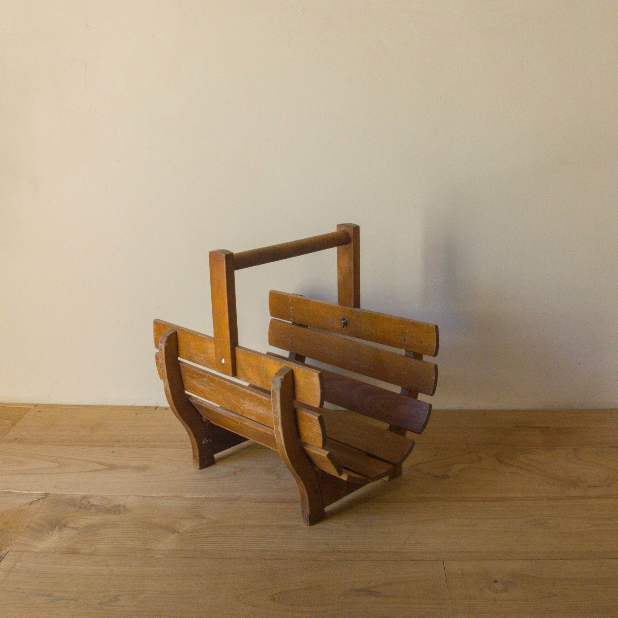 Porte-bûches vintage en bois à lattes courbes