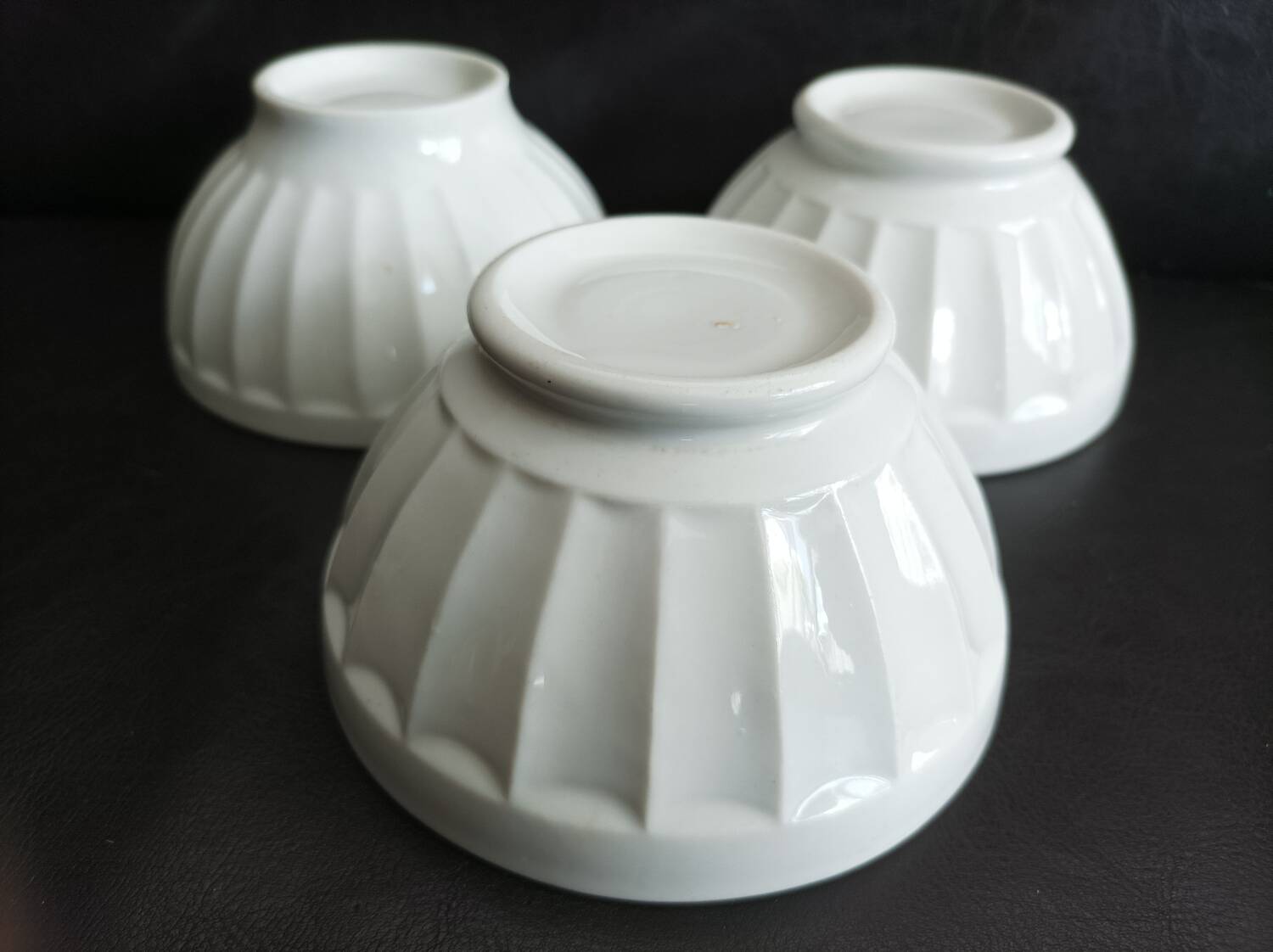 Set of 3 white ribbed bowls