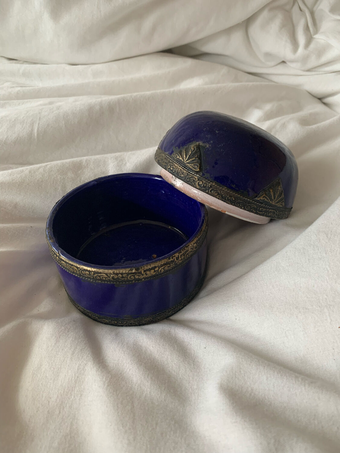 Ceramic pot and bronze blue flower old