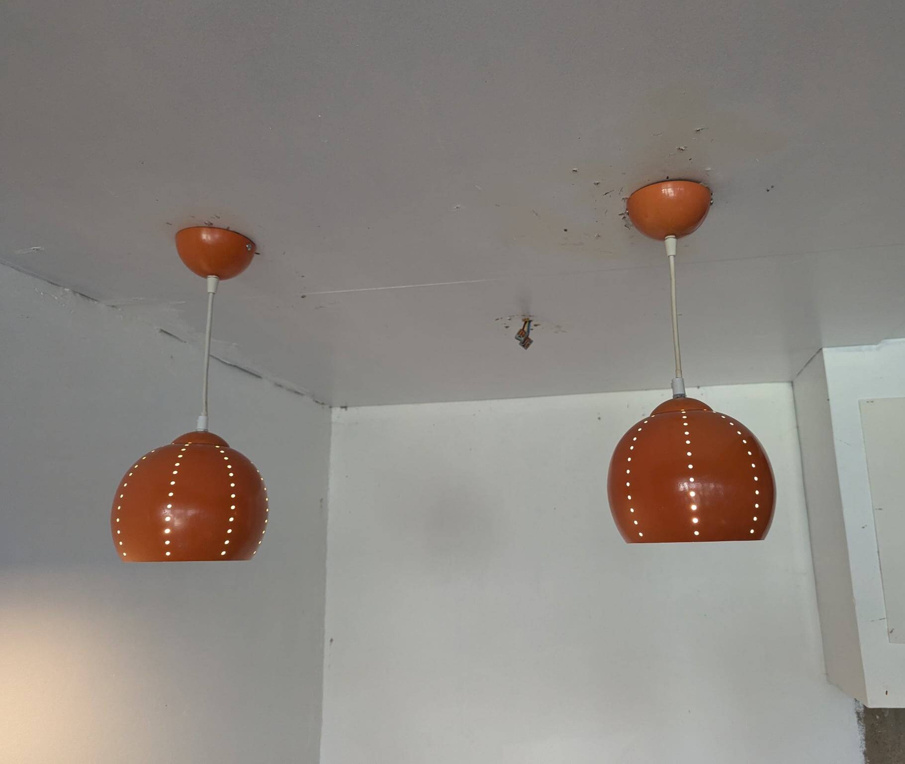 Paire de globes 70's en métal laqué orange.