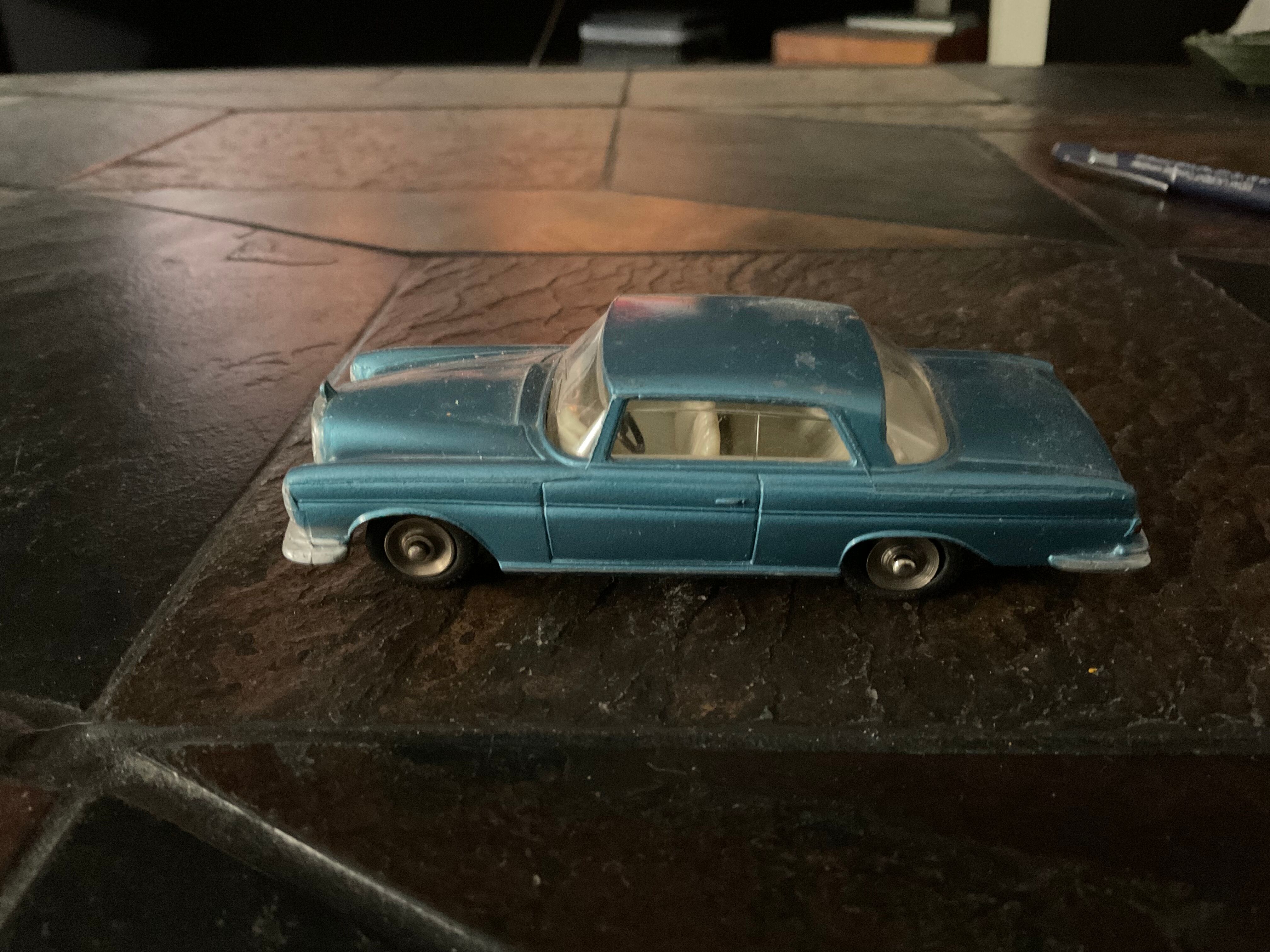 Car Dinky toys . Mercedes Benz 300 SE