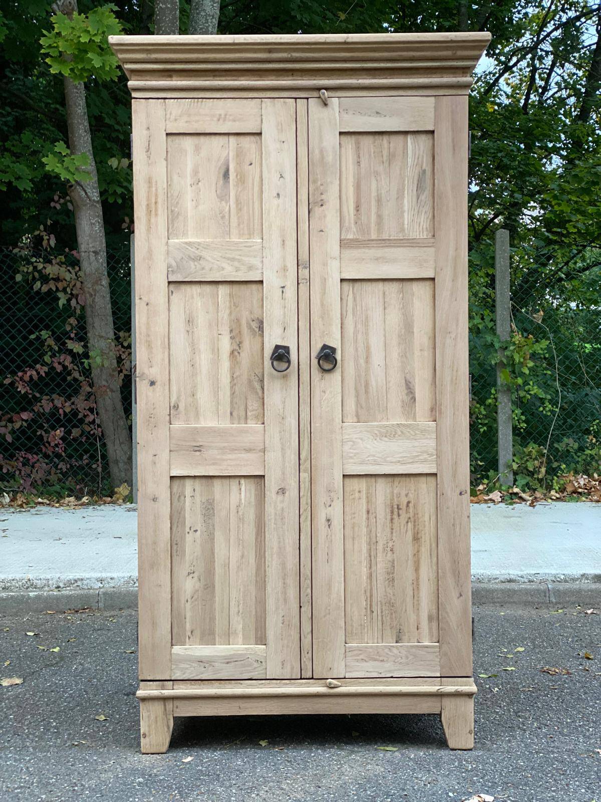 Armoire de ferme rénovée en chêne massif brut du 19ème