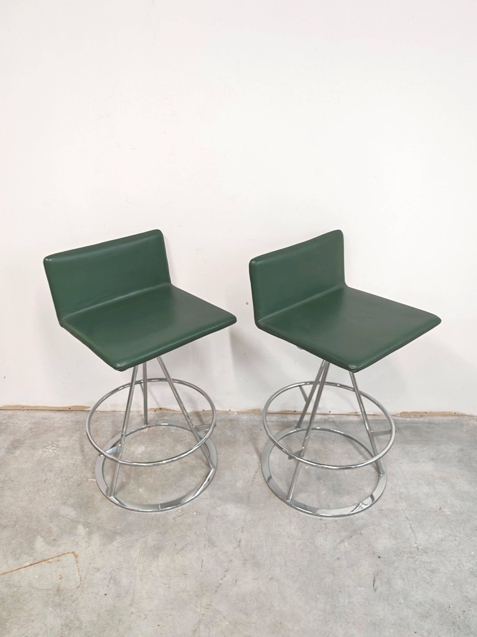 Pair of Dania bar stools in leather by Salvati & Tresoldi for Saporiti.