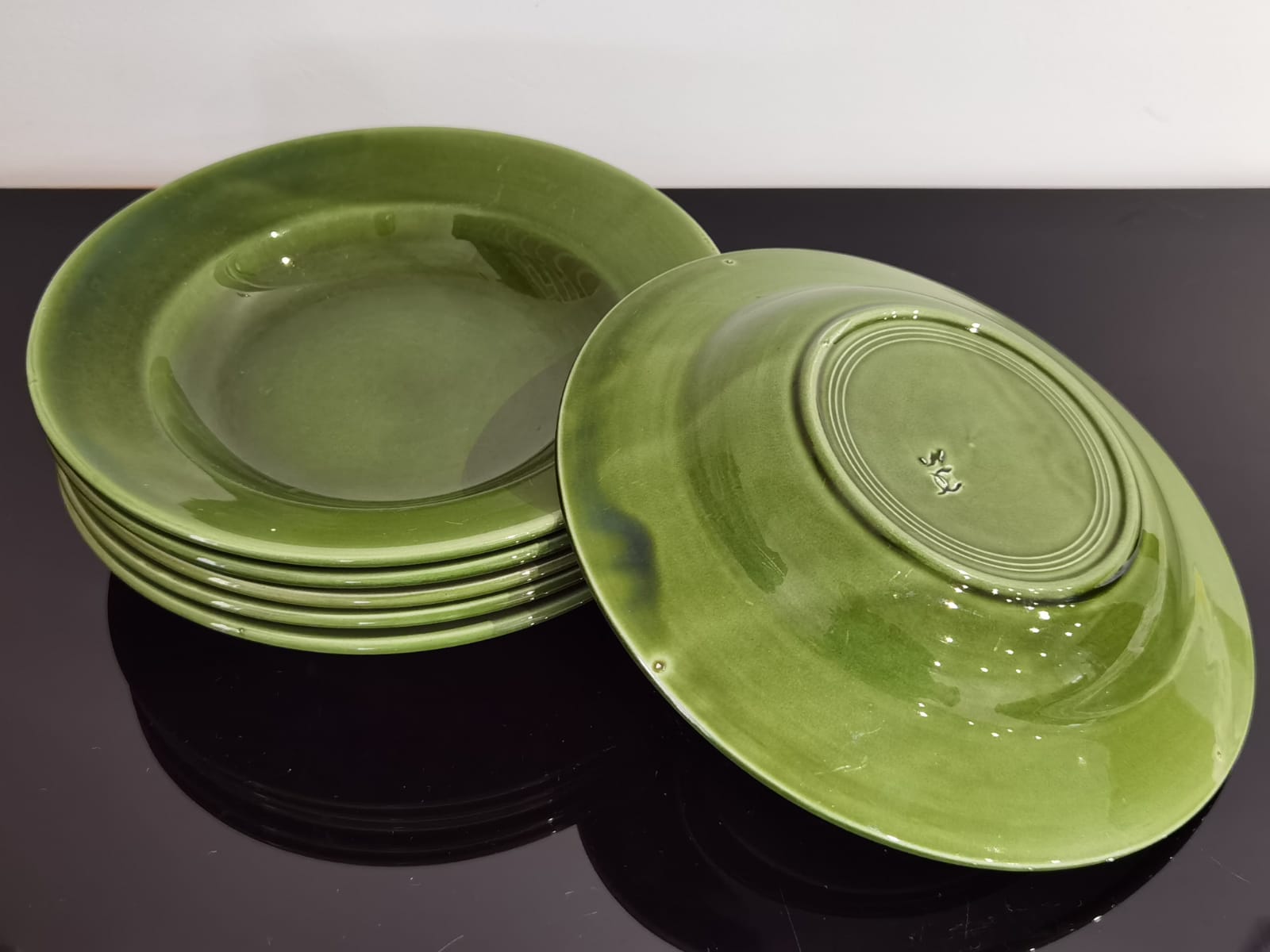 Hollow plates in glazed glazed ceramic green