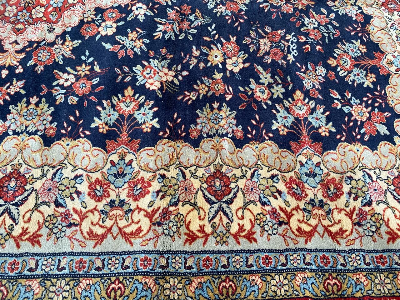 Persian style carpet in wool 250x354 cm